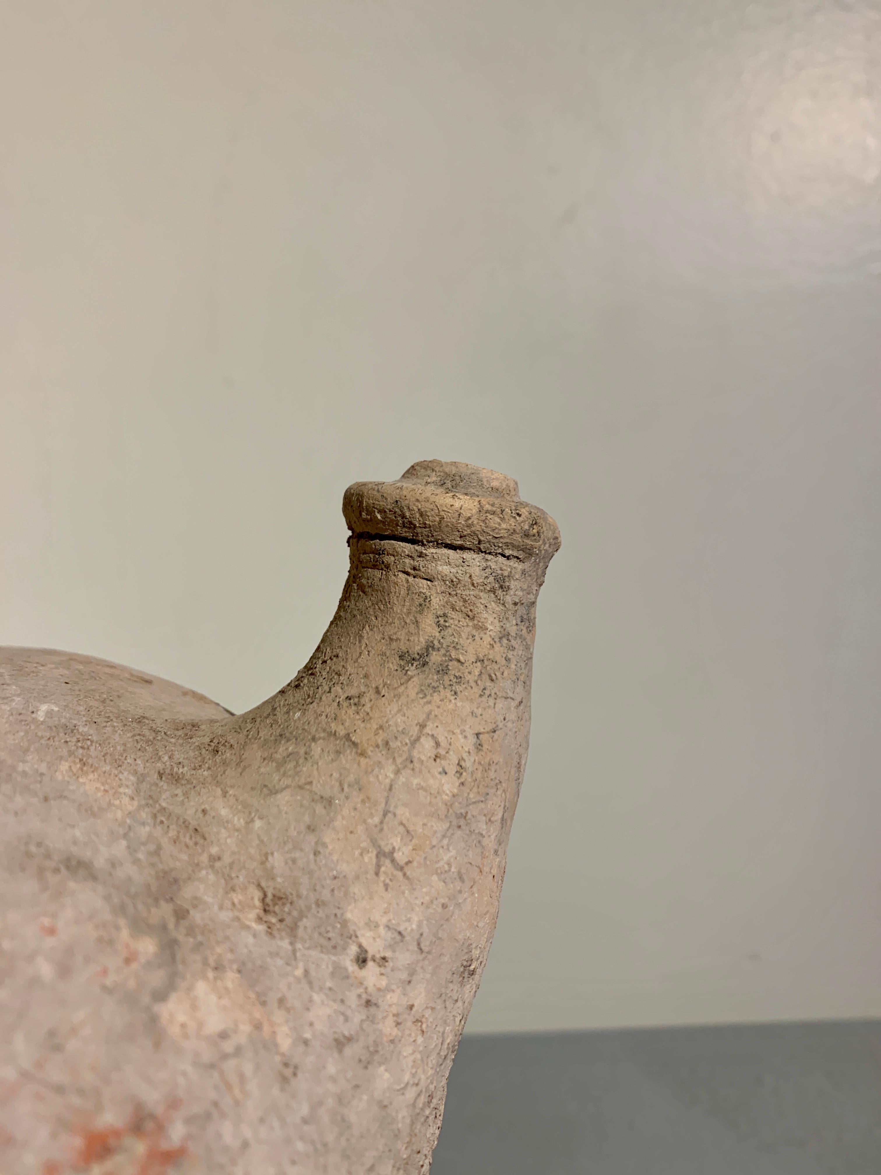 Terracotta Vaso per versare in ceramica pre-khmer, Kendi, VI-VIII secolo, Cambogia in vendita