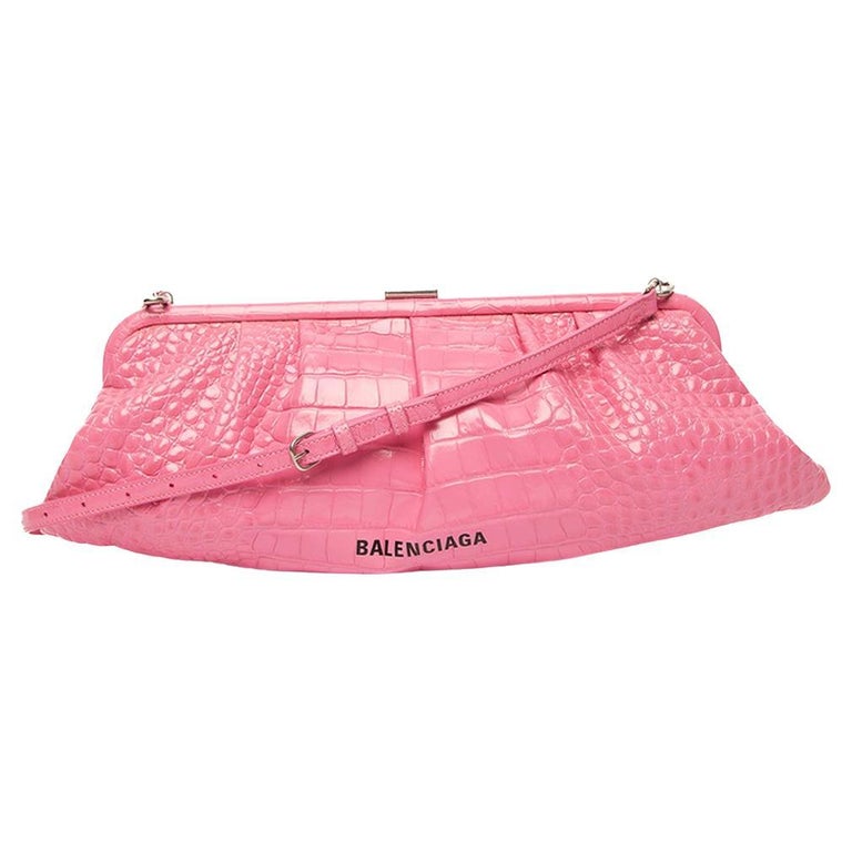 Balenciaga - Pochette « Hot Pink Crocodile Cloud » pour femme, taille XL En  vente sur 1stDibs