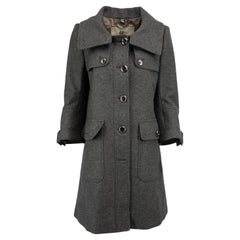 Manteau en laine boutonné gris pour femme, prêté par Burberry