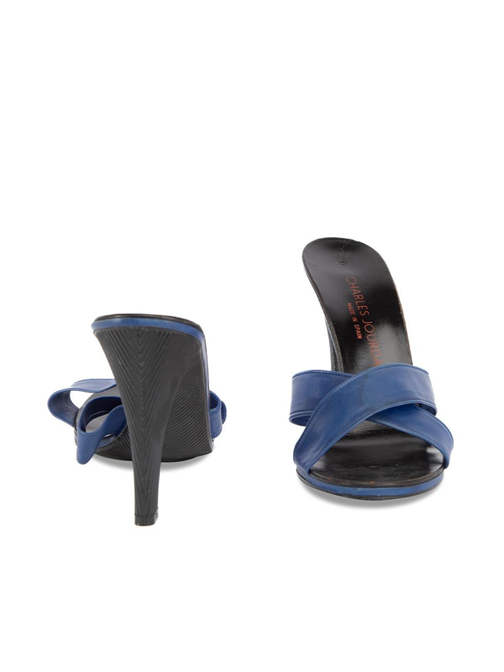 L'ÉTAT est bon. Les talons présentent une légère usure. Légère usure sur les bords des semelles intérieures qui sont éraflées et les sangles en cuir sont légèrement décolorées sur cet article de revente de designer Charles Jourdan d'occasion.