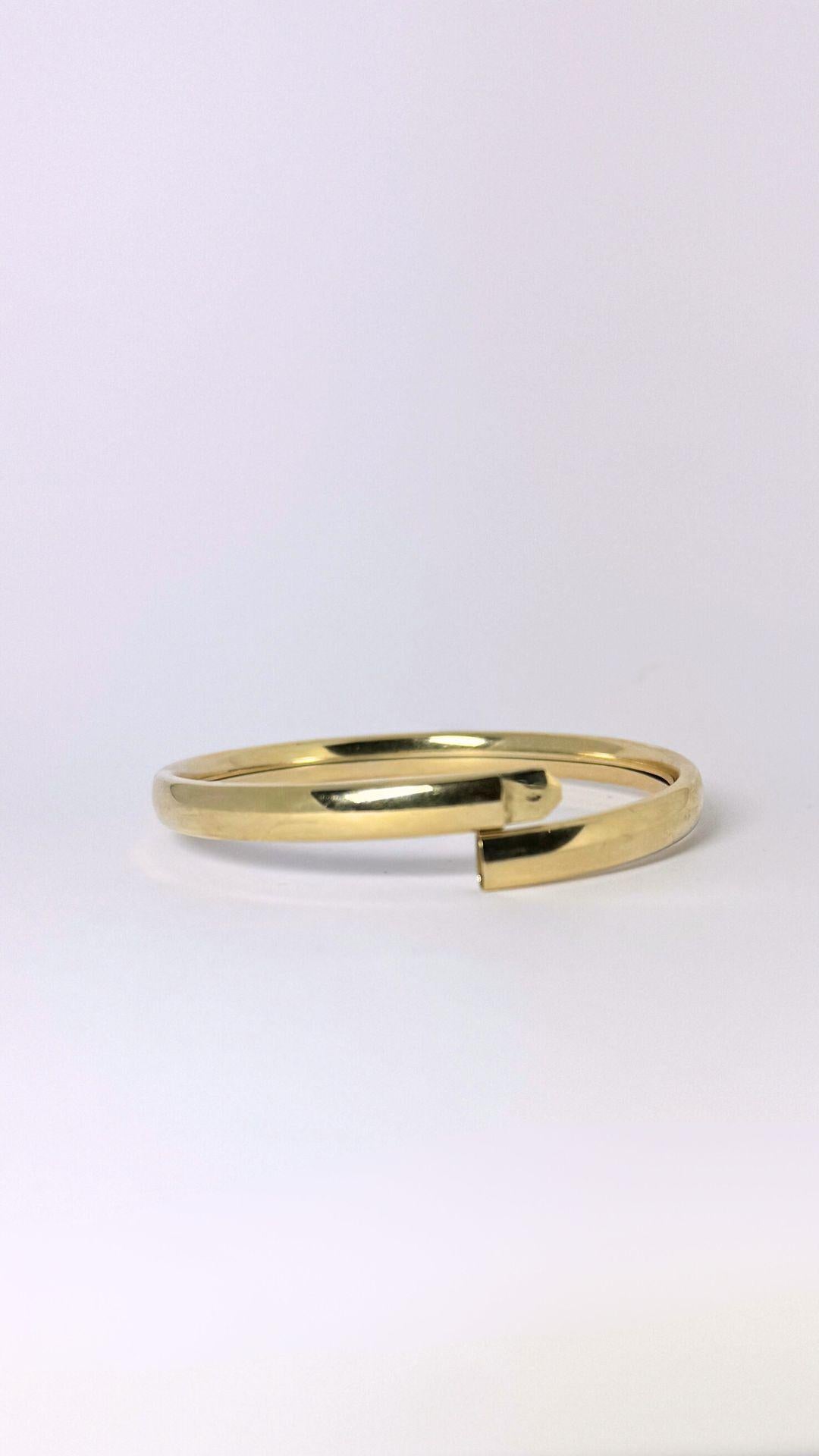 Post-War Pre-loved European oval bracelet made of 14 carat yellow gold  For Sale