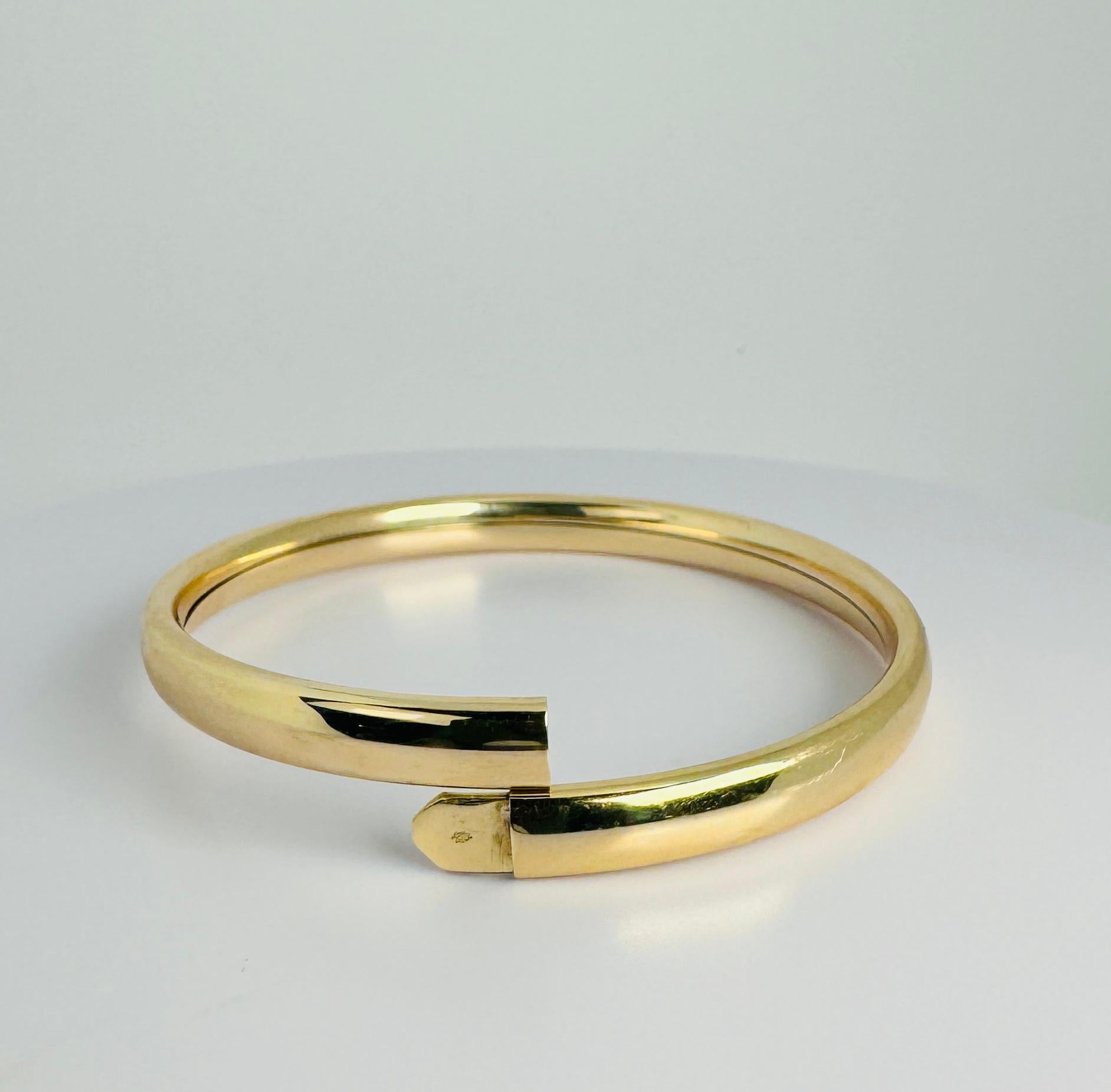 Bracciale bangle in oro giallo 14k - classico - 64 mm chiusura sicura a secchiello in vendita 2