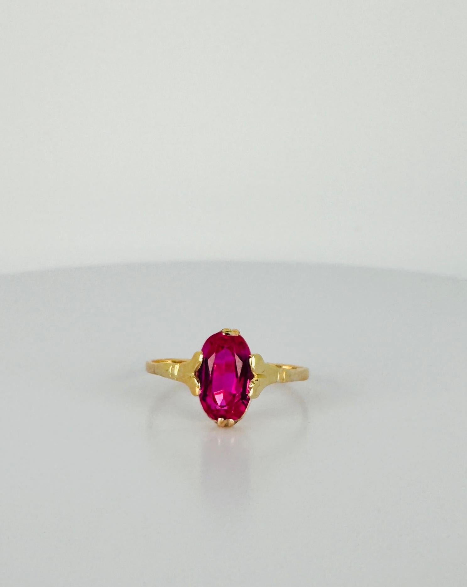 14k yellow gold ring 14 carat with oval pink sapphire of 1.76 carat.
Elevate your collection with this exquisite pre-loved ring, crafted from 14K yellow gold and featuring a beautifully faceted oval pink sapphire. Weighing approximately 1.76 carats,