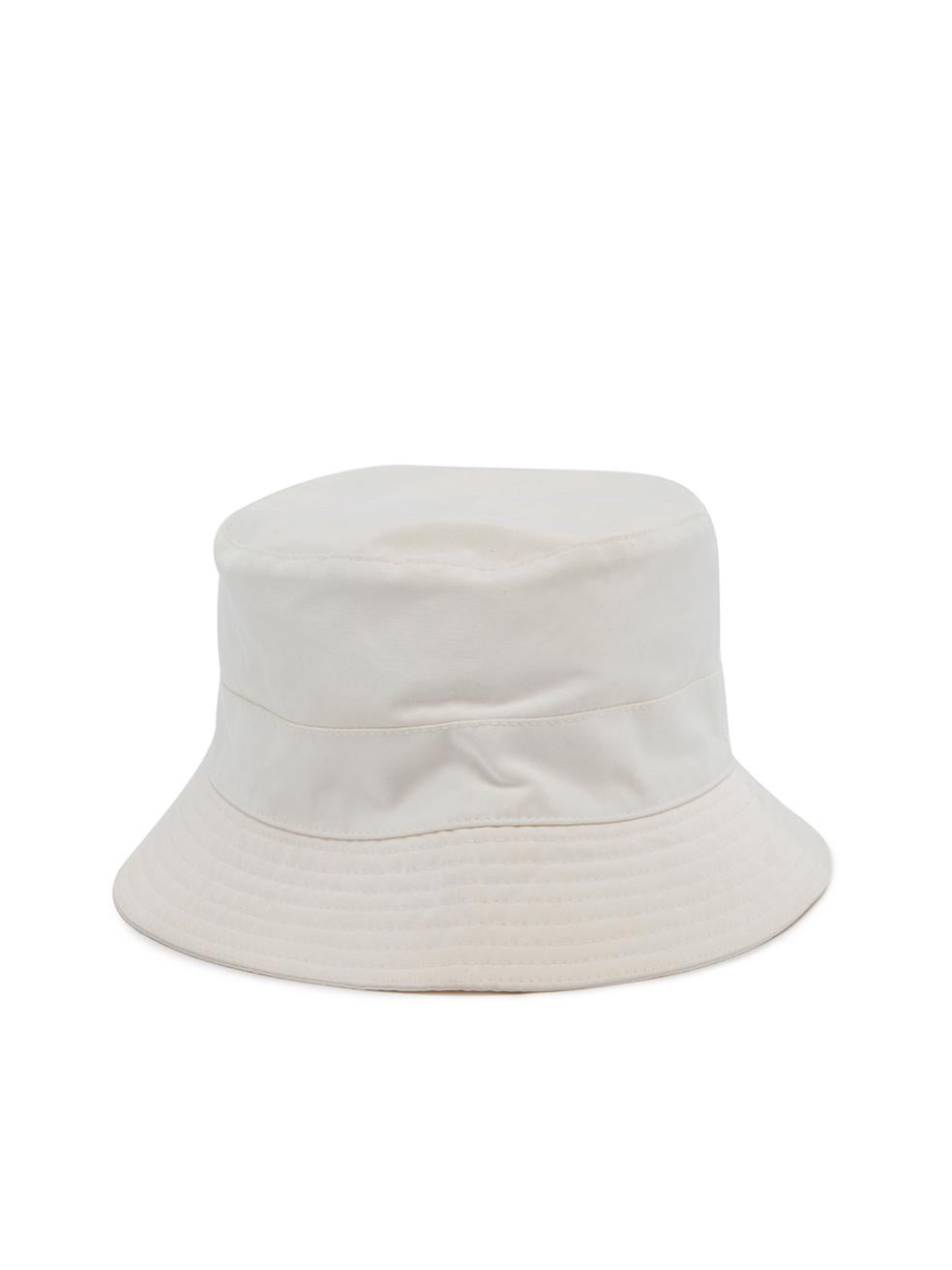 L'ÉTAT est très bon. Le chapeau ne présente pratiquement aucune usure visible. Une petite tache sur la couture du côté droit est visible sur cet article de revente de designer Hermès usagé. Détails Polyester blanc Chapeau Bucket hat Lettre H brodée