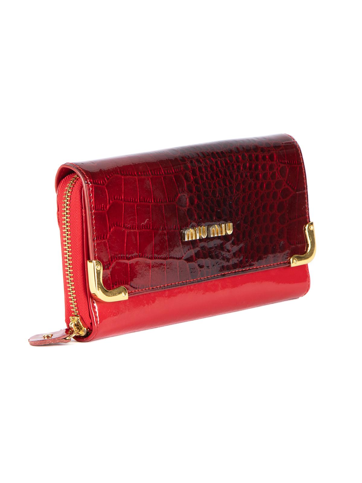 CONDITION is Very good. Minimal wear to wallet is evident. Few indents/scuffs seen to the back of wallet on this used Miu Miu designer resale item. Details Red Patent leather Snakeskin pattern Leather interior Gold tone hardware Multiple