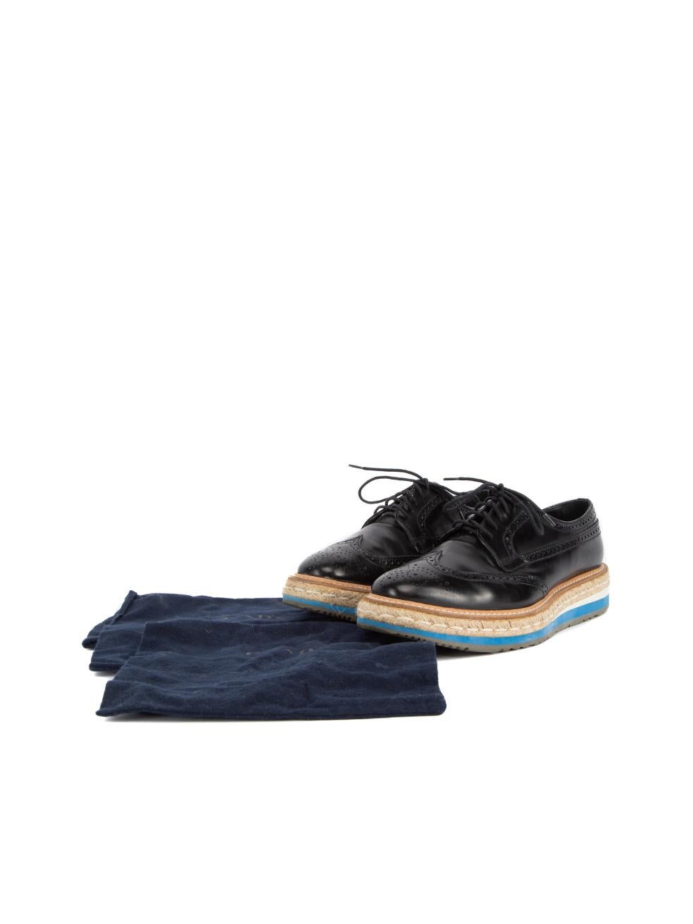 Zapatos derby con cordones de plataforma de piel negra de Prada para mujer, usados de antemano 1