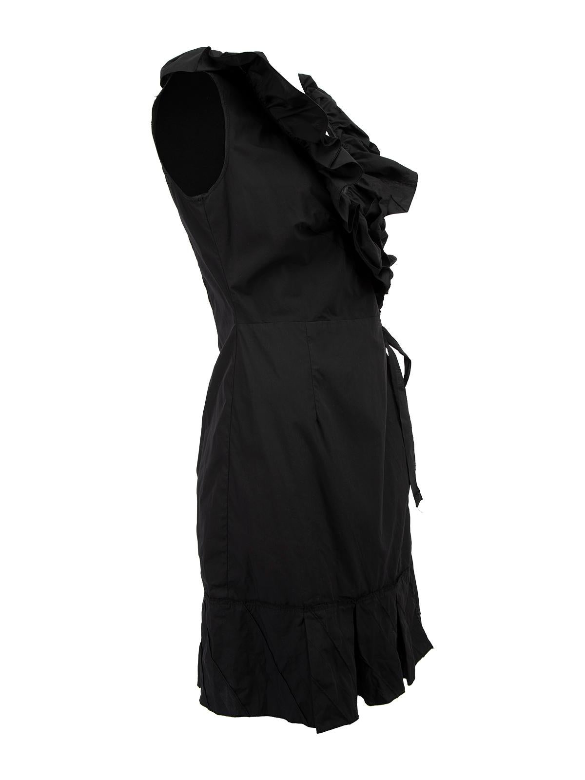 L'ÉTAT est très bon. L'usure minimale de la robe est évidente. Très peu de fils détachés sur les détails de la robe à volants et sur l'ensemble de la robe de cet article Prada d'occasion. Détails Robe enveloppante en coton noir Forme ajustée Sans
