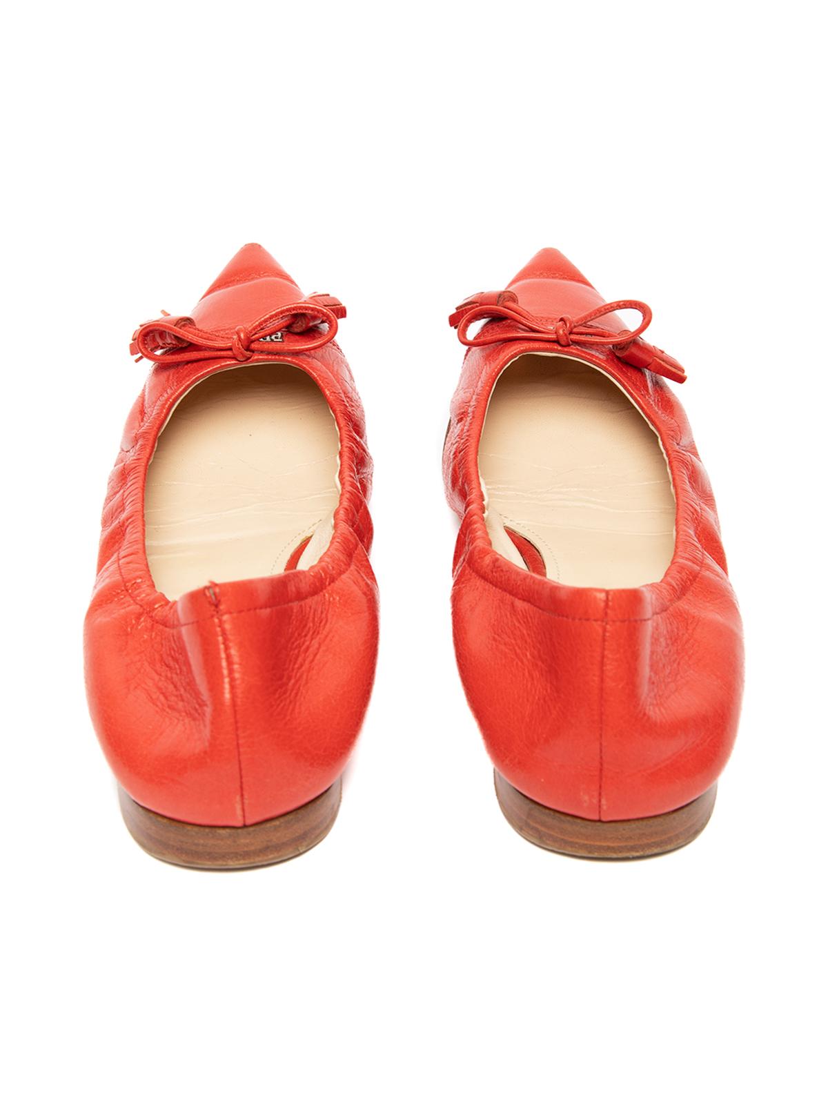 Pré-aimées Prada Ballerines en cuir à pompon pour femme Bon état - En vente à London, GB