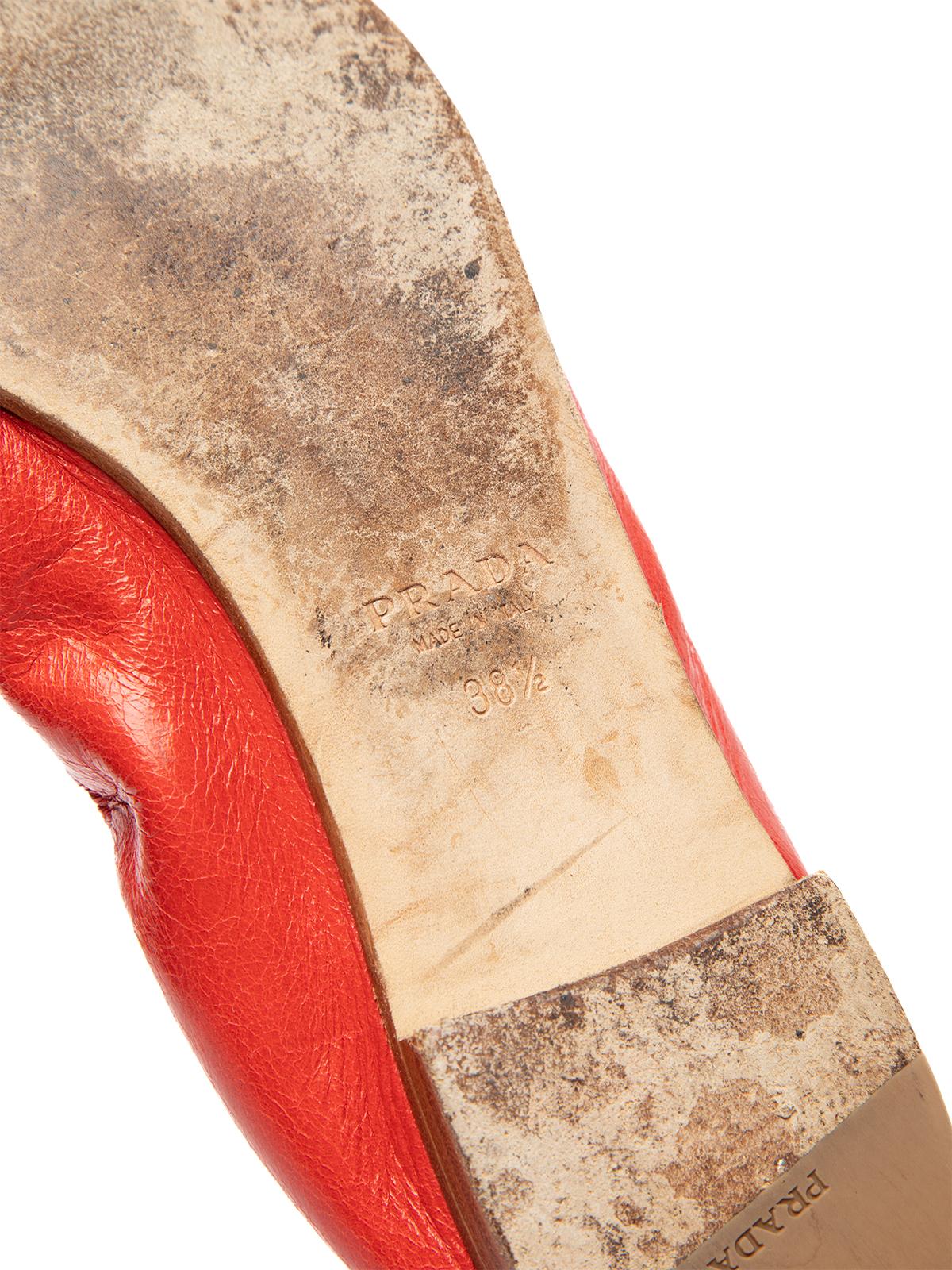 Pré-aimées Prada Ballerines en cuir à pompon pour femme en vente 1