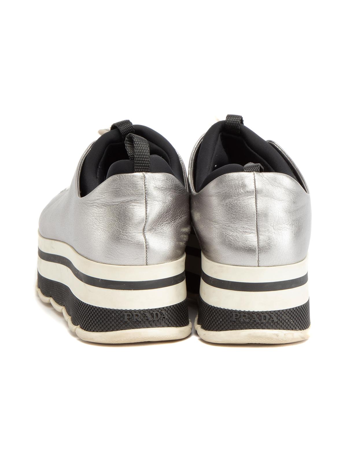 Prada - Chaussures à plateforme métalliques pour femme En vente sur 1stDibs