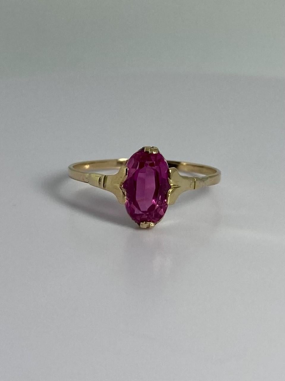 Look at the color of this pink sapphire! This is something else, elegant & refined. This pre-loved ring is made of 14 carat yellow gold and holds a stunning pink sapphire. This jewel is set with an oval faceted sapphire of about 1.76 carat and is