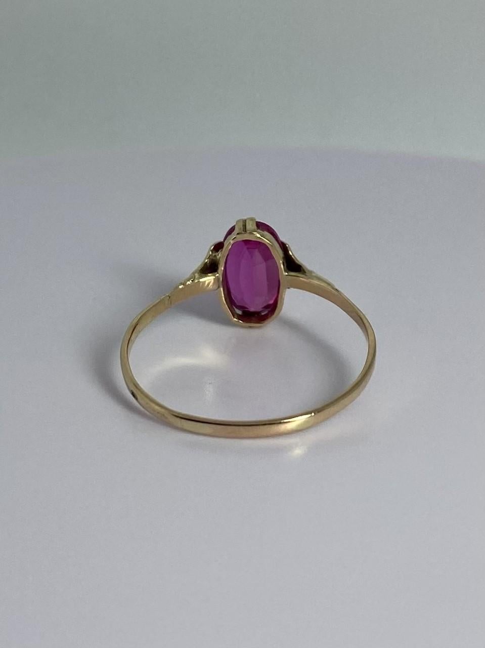 Oval Cut Pre-loved European ring made of 14 carat gold with pink sapphire of 1.76 carat For Sale