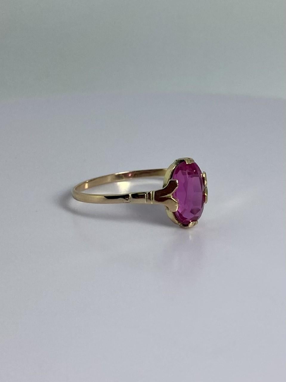 Pre-loved European ring made of 14 carat gold with pink sapphire of 1.76 carat In Good Condition For Sale In Heemstede, NL