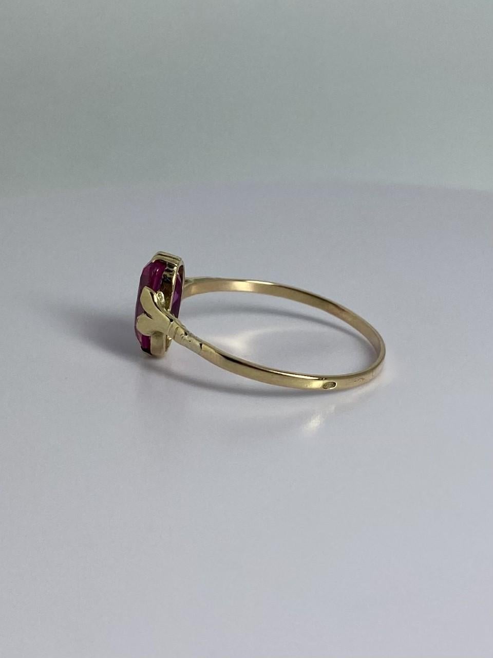 Women's or Men's Pre-loved European ring made of 14 carat gold with pink sapphire of 1.76 carat For Sale