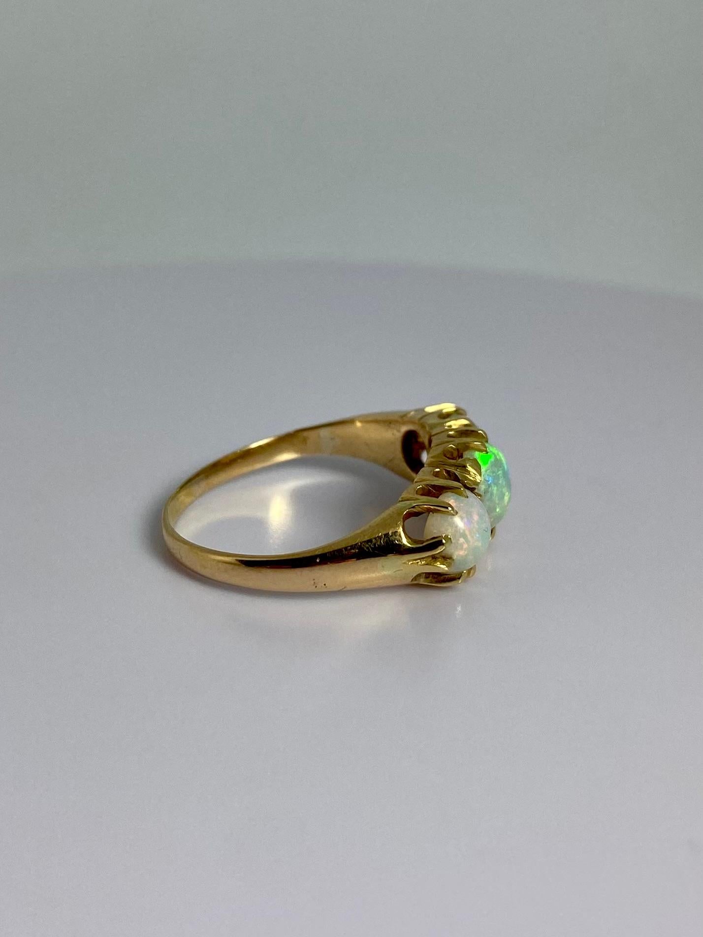 Europäischer Ring aus 14 Karat Gelbgold mit 3 atemberaubenden Opalen von 1,6 Karat im Zustand „Gut“ in Heemstede, NL