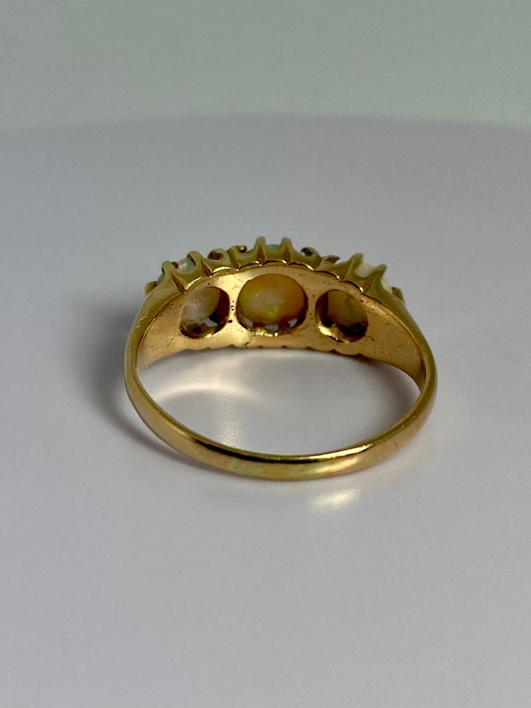 Europäischer Ring aus 14 Karat Gelbgold mit 3 atemberaubenden Opalen von 1,6 Karat für Damen oder Herren