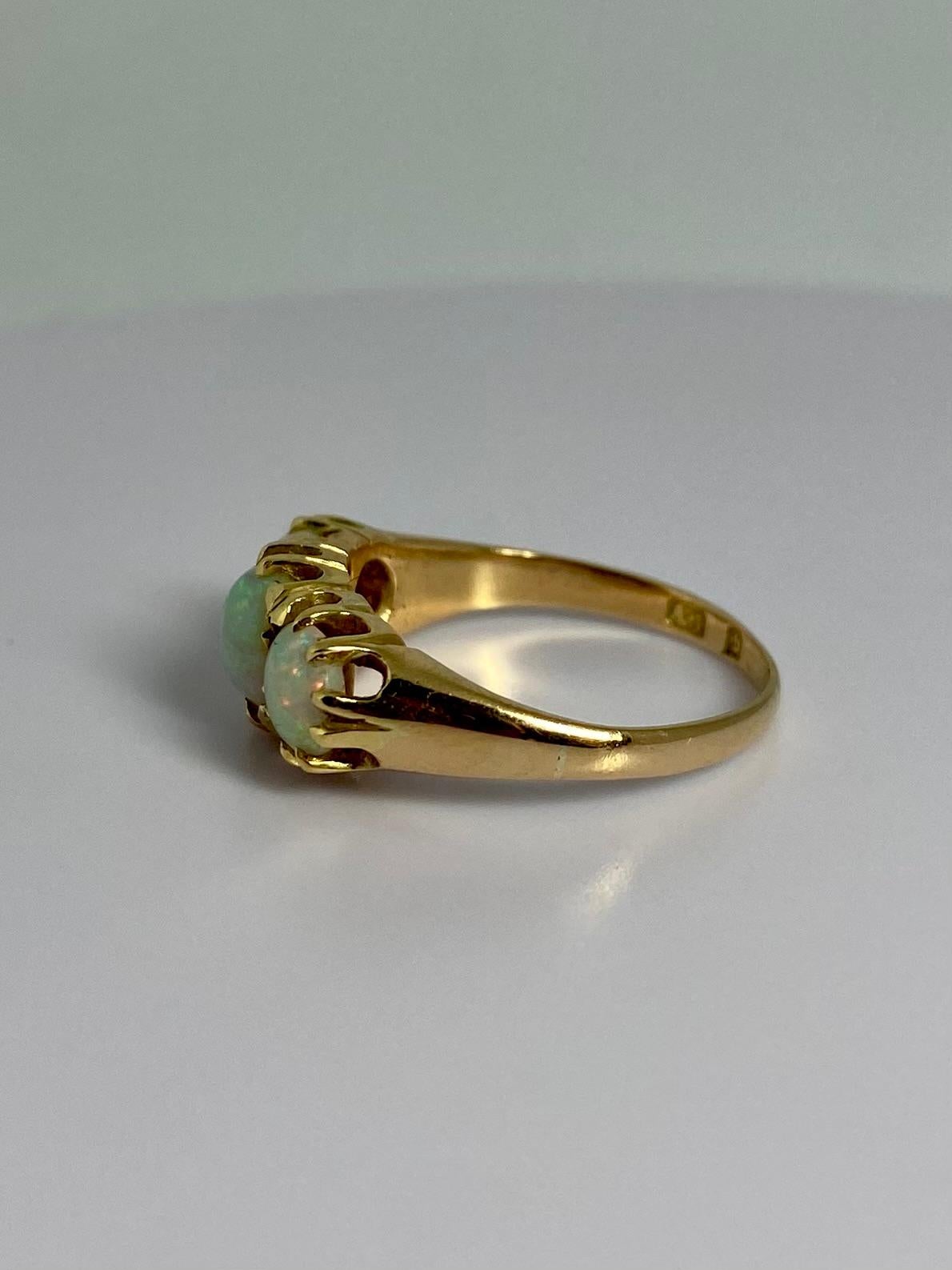 Europäischer Ring aus 14 Karat Gelbgold mit 3 atemberaubenden Opalen von 1,6 Karat 1
