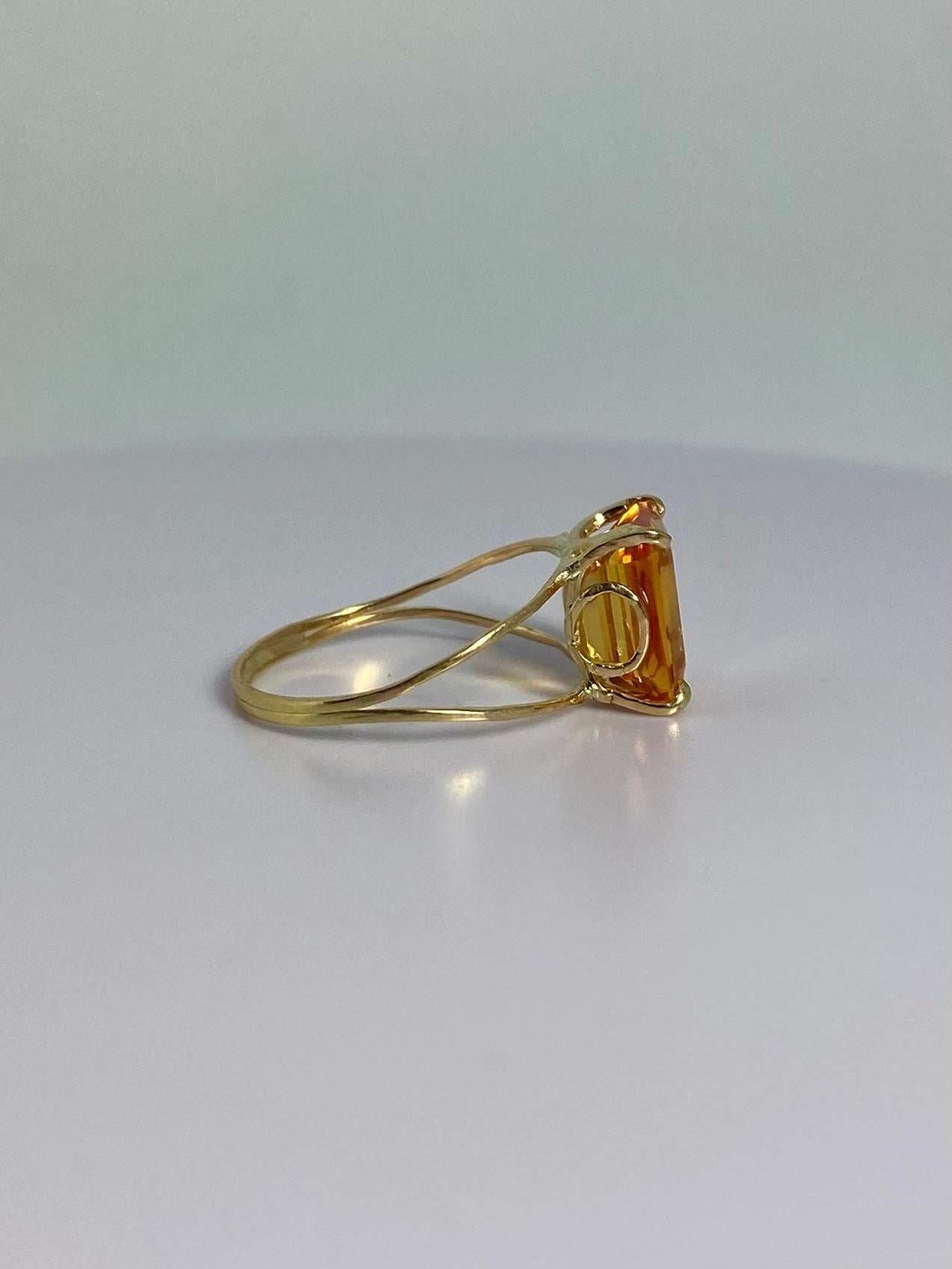 Women's Pre-loved ring made of 18 carat gold with beautiful emerald faceted citrine For Sale