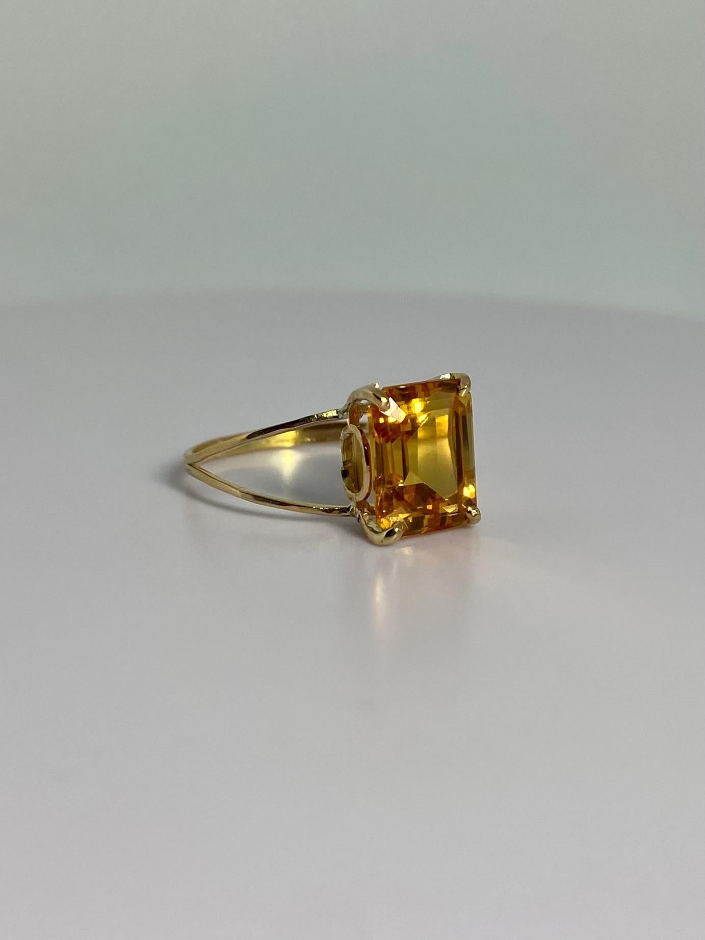 Pre-loved ring made of 18 carat gold with beautiful emerald faceted citrine For Sale 2