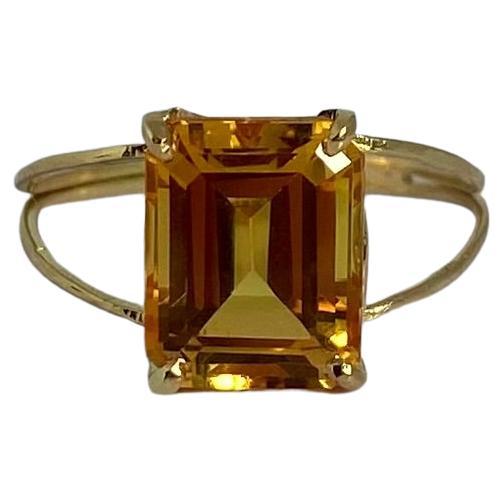 Pre-loved ring made of 18 carat gold with beautiful emerald faceted citrine For Sale