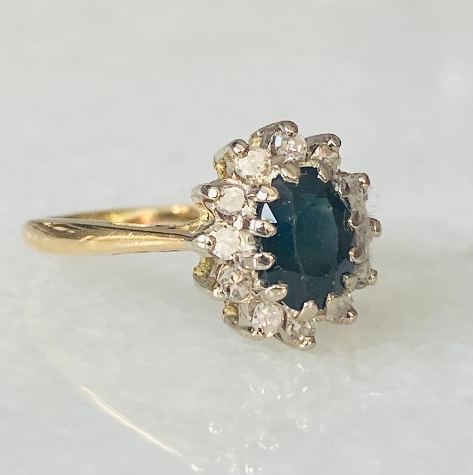 Pre-loved ring made of 18 carat gold with sapphire surrounded with 12 diamonds For Sale 5