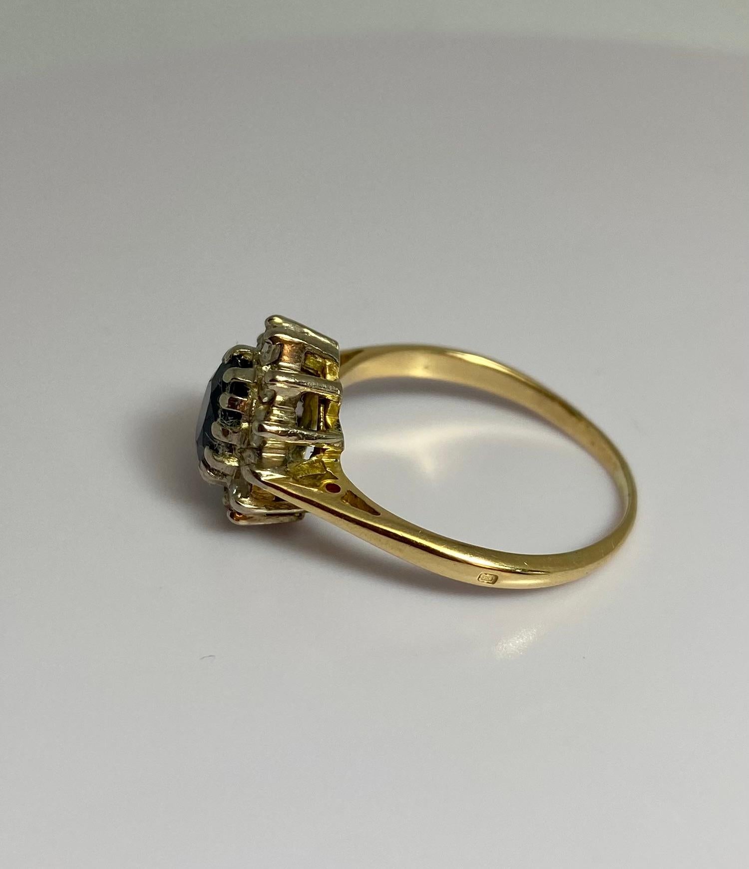 Oval Cut Pre-loved ring made of 18 carat gold with sapphire surrounded with 12 diamonds For Sale