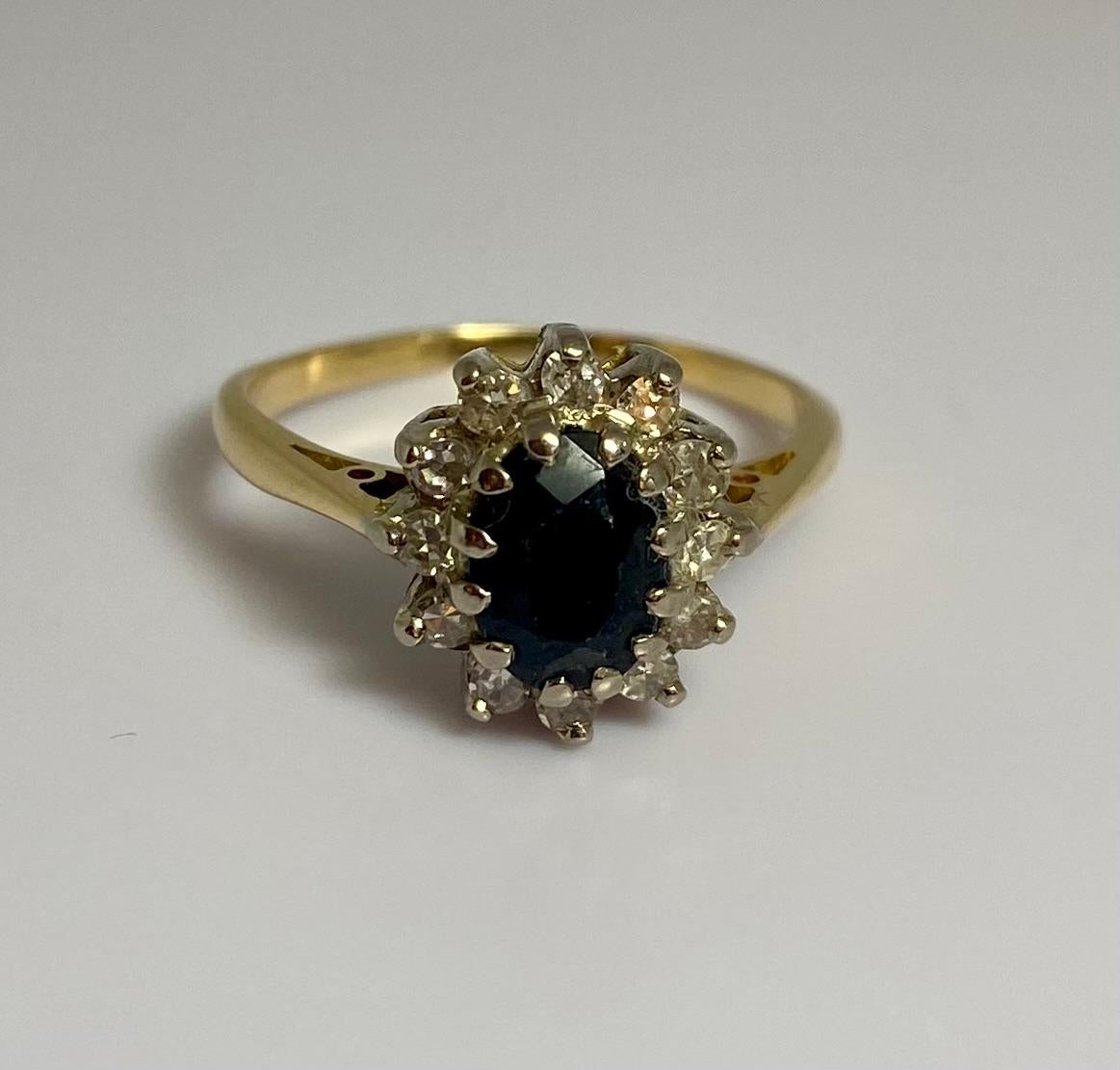 Women's Pre-loved ring made of 18 carat gold with sapphire surrounded with 12 diamonds For Sale