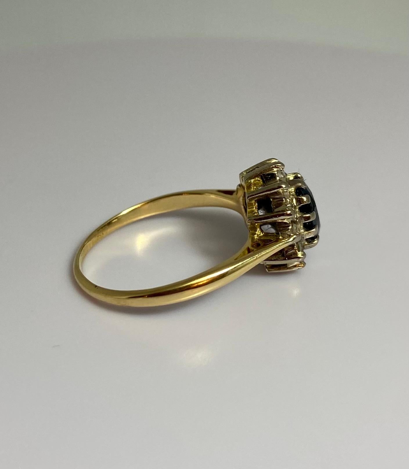 Pre-loved ring made of 18 carat gold with sapphire surrounded with 12 diamonds For Sale 1