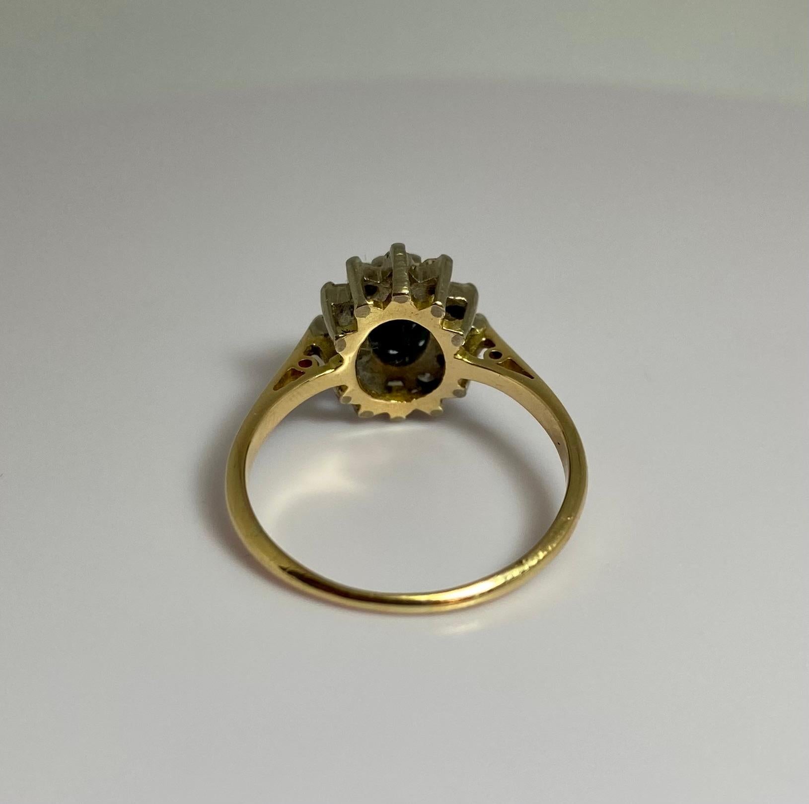 Pre-loved ring made of 18 carat gold with sapphire surrounded with 12 diamonds For Sale 3