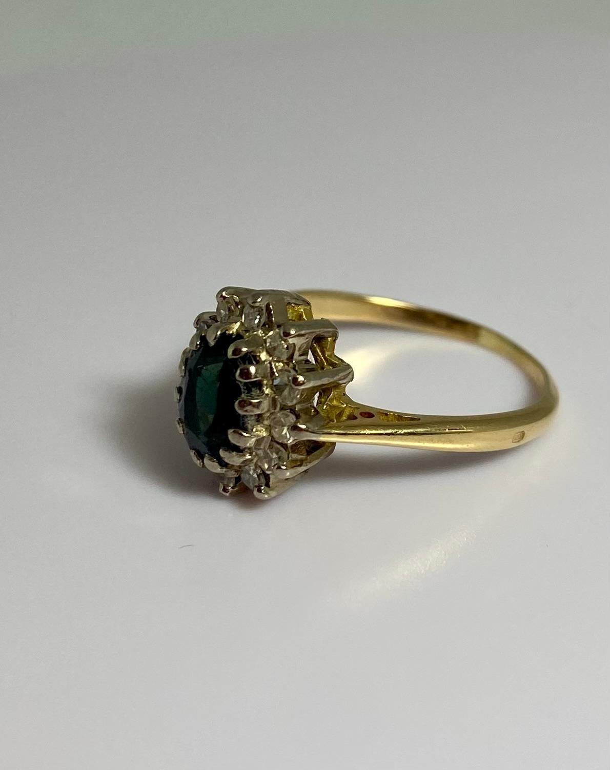 Pre-loved ring made of 18 carat gold with sapphire surrounded with 12 diamonds For Sale 4