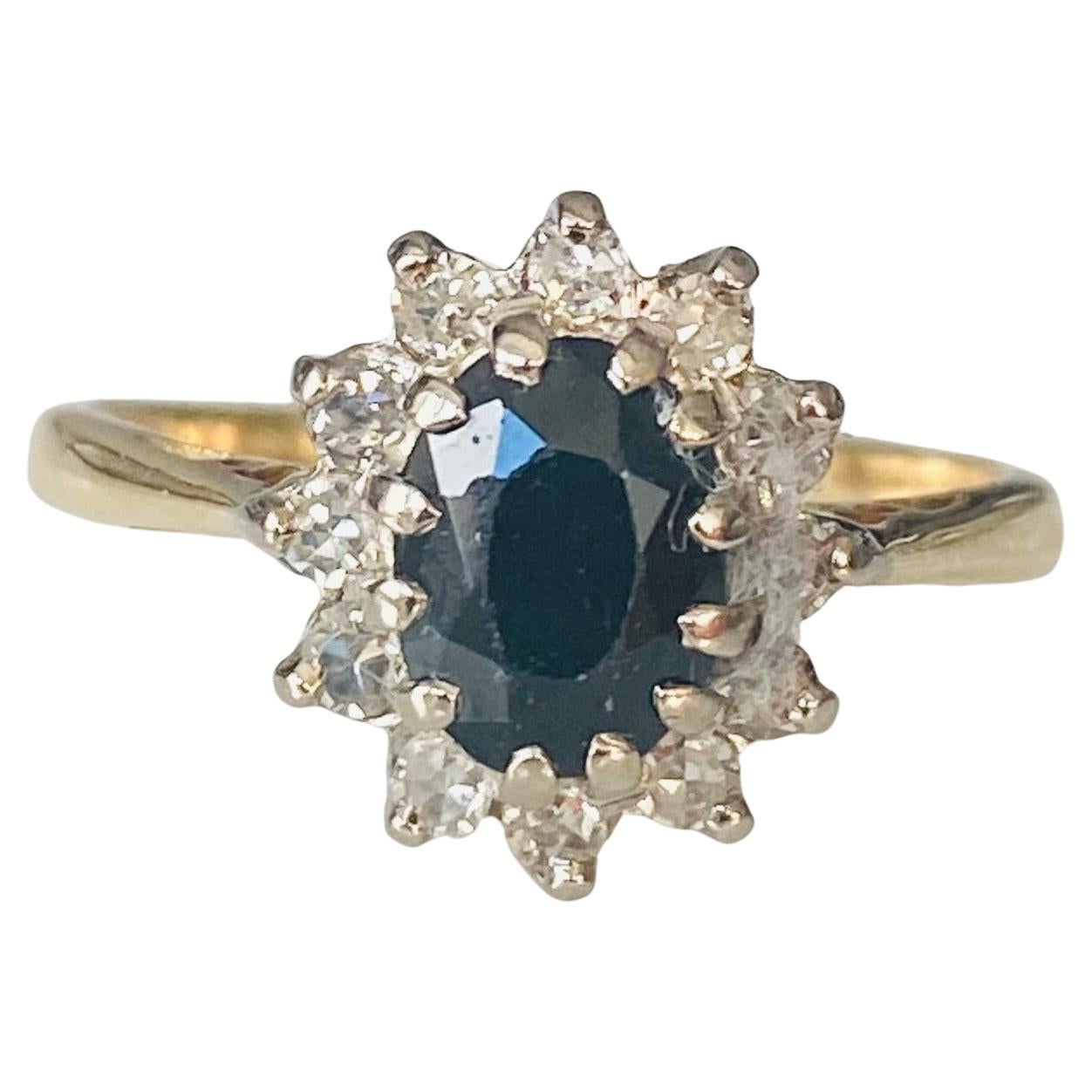 Pre-loved ring made of 18 carat gold with sapphire surrounded with 12 diamonds For Sale