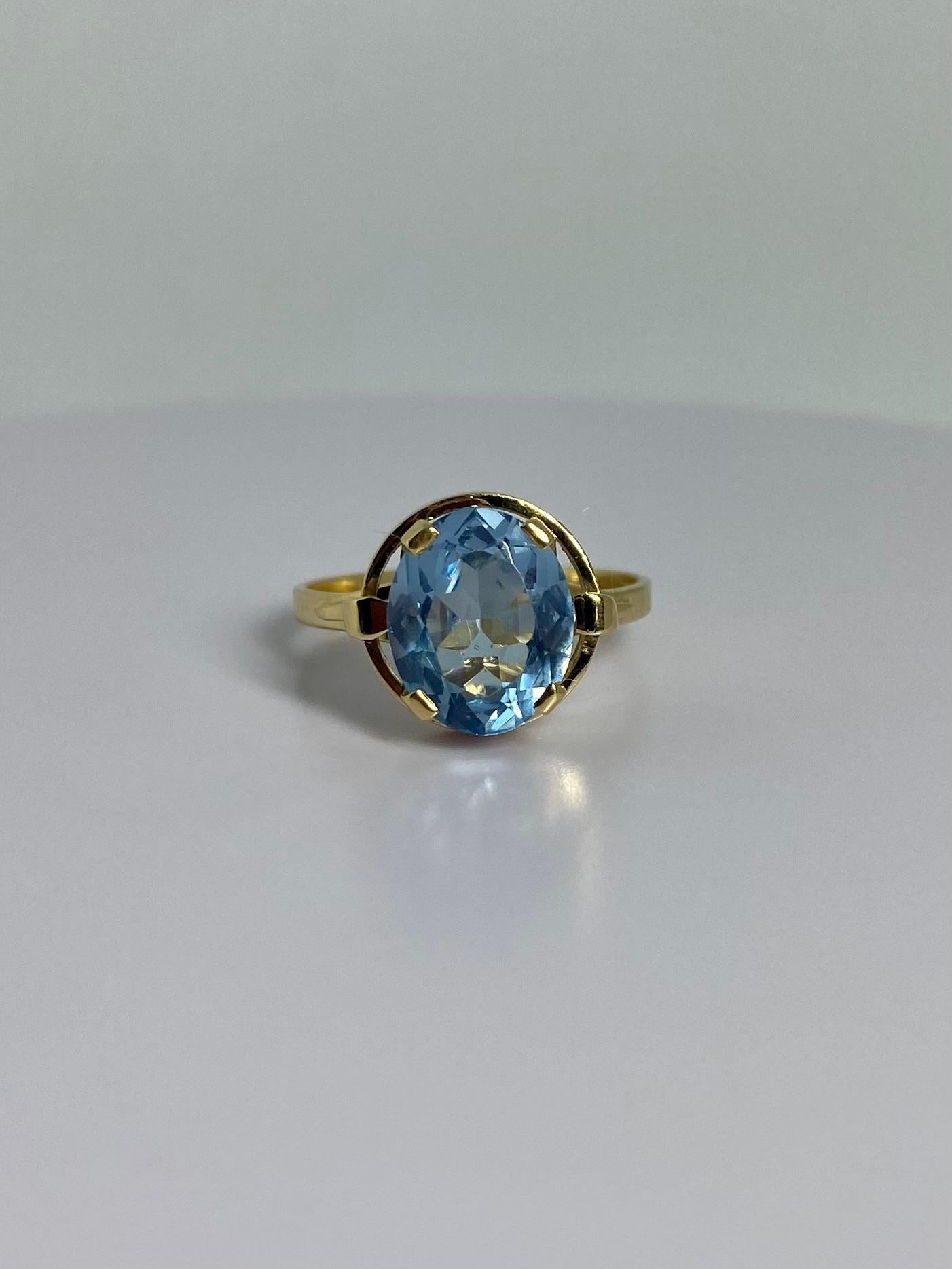 Look at this timeless design and the stunning bright blue color! This preloved jewel is made of 18 carat yellow gold and is set with a faceted round spinel of about 3.30 carat, size about 12 mm. The blue spinel is set in a chaton setting. 

This