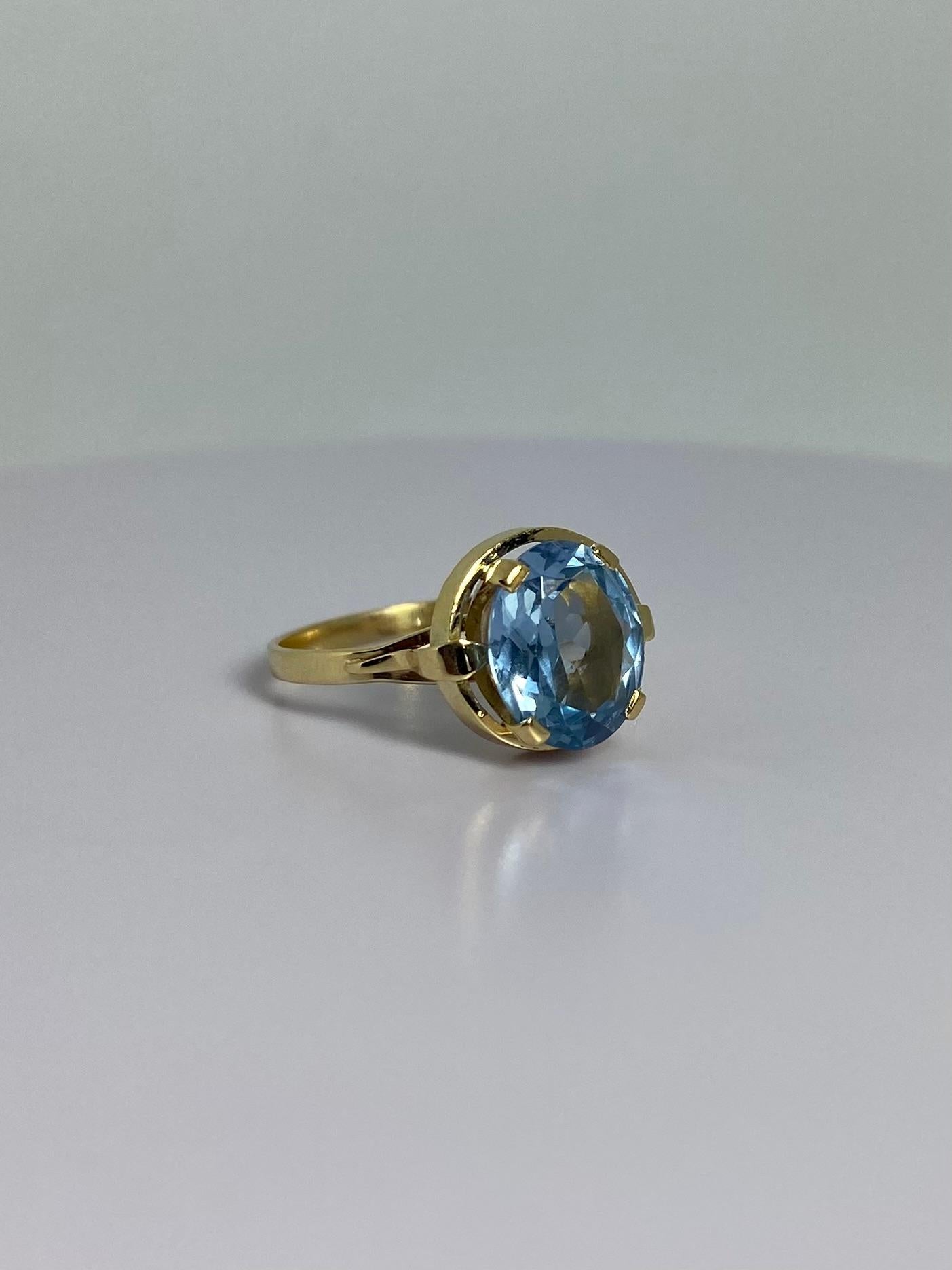 Round Cut Pre-loved ring made of 18 carat yellow gold with a round blue faceted spinel For Sale
