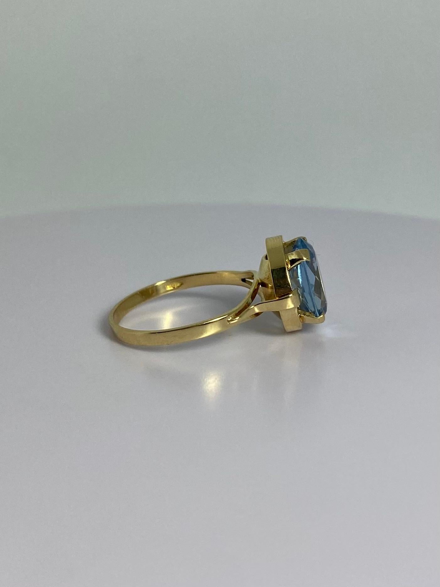 Pre-loved ring made of 18 carat yellow gold with a round blue faceted spinel In Good Condition For Sale In Heemstede, NL