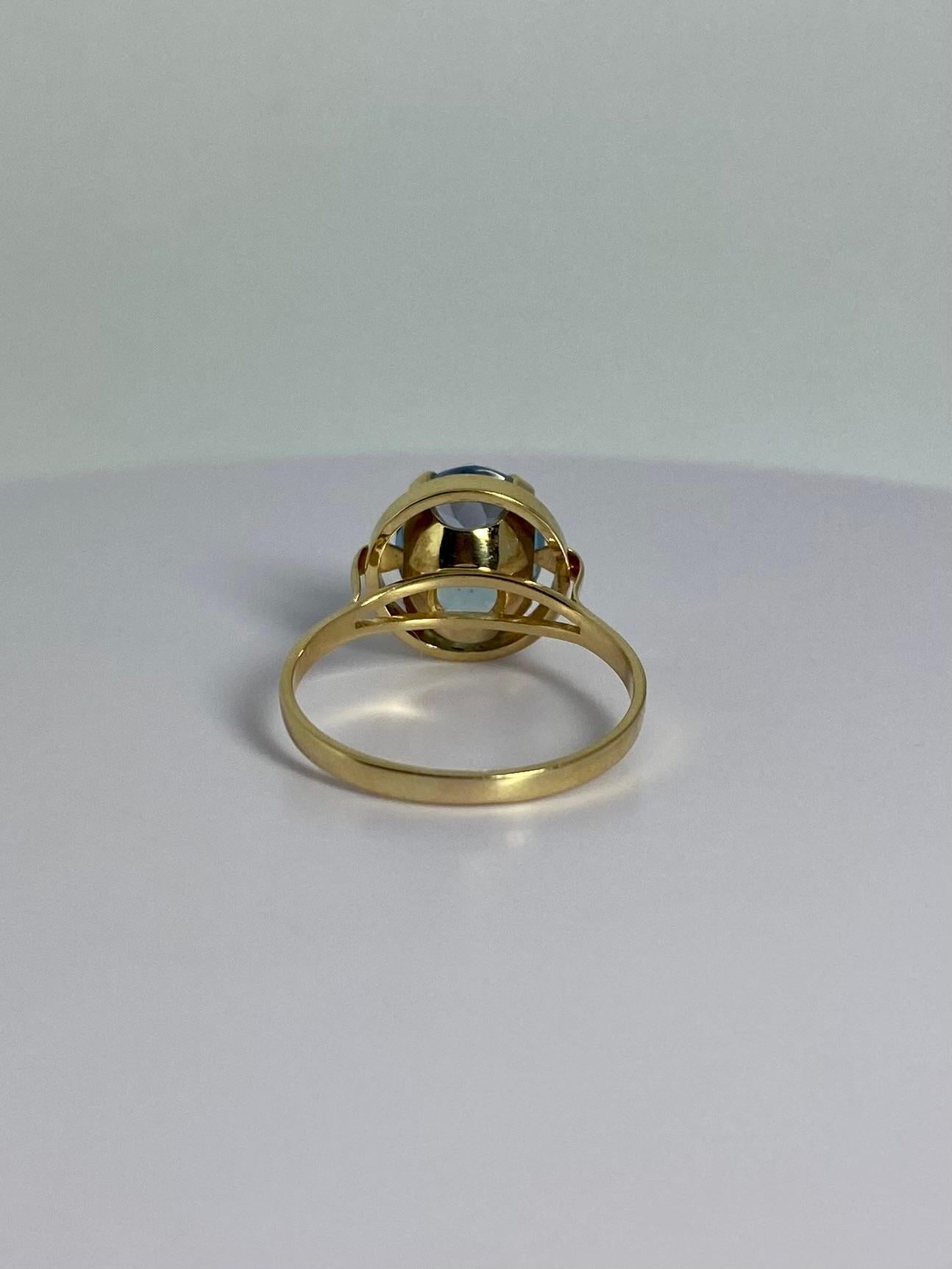 Women's or Men's Pre-loved ring made of 18 carat yellow gold with a round blue faceted spinel For Sale