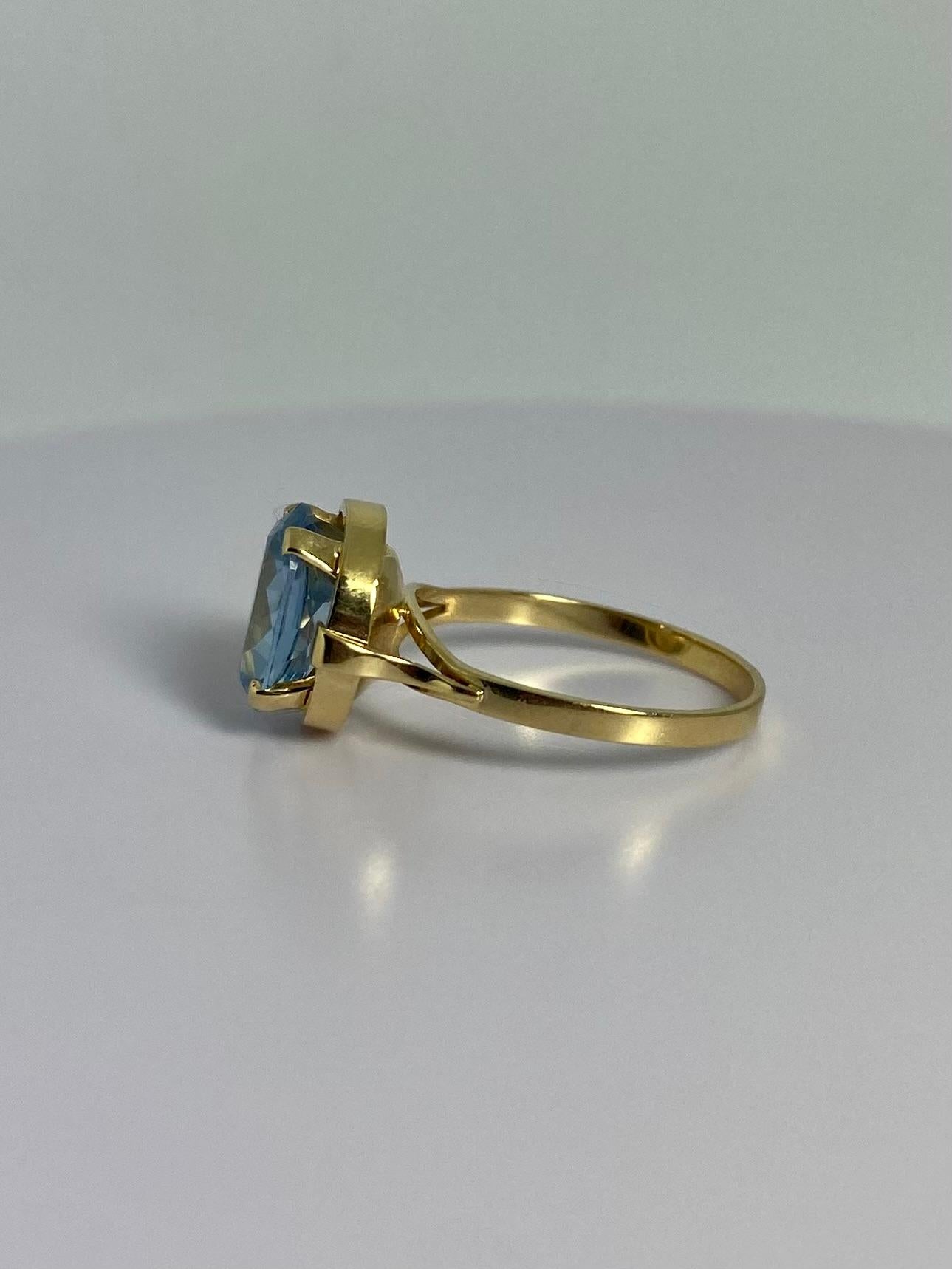 Prestigeträchtiger Ring aus 18 Karat Gelbgold mit rundem blauem, facettiertem Spinell im Angebot 1