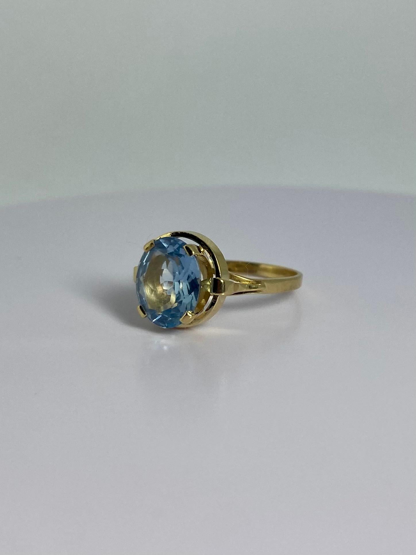 Pre-loved ring made of 18 carat yellow gold with a round blue faceted spinel For Sale 2