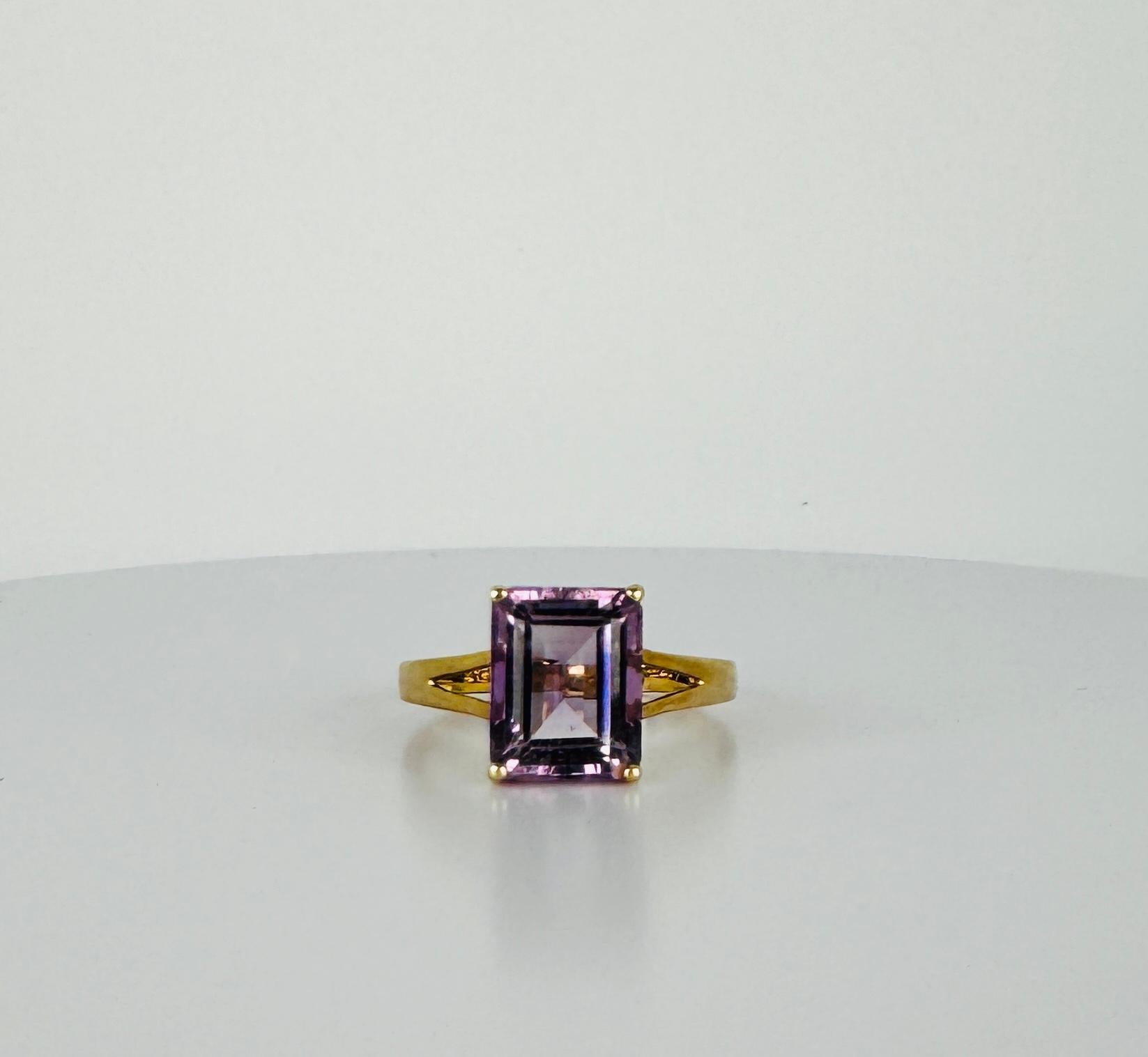 9k Yellow Gold Ring with Emerald-Cut Amethyst –
Make an instant statement with this pre-loved 9k yellow gold ring featuring a striking natural emerald-cut amethyst. This ring effortlessly combines boldness with minimalist sophistication, ideal for