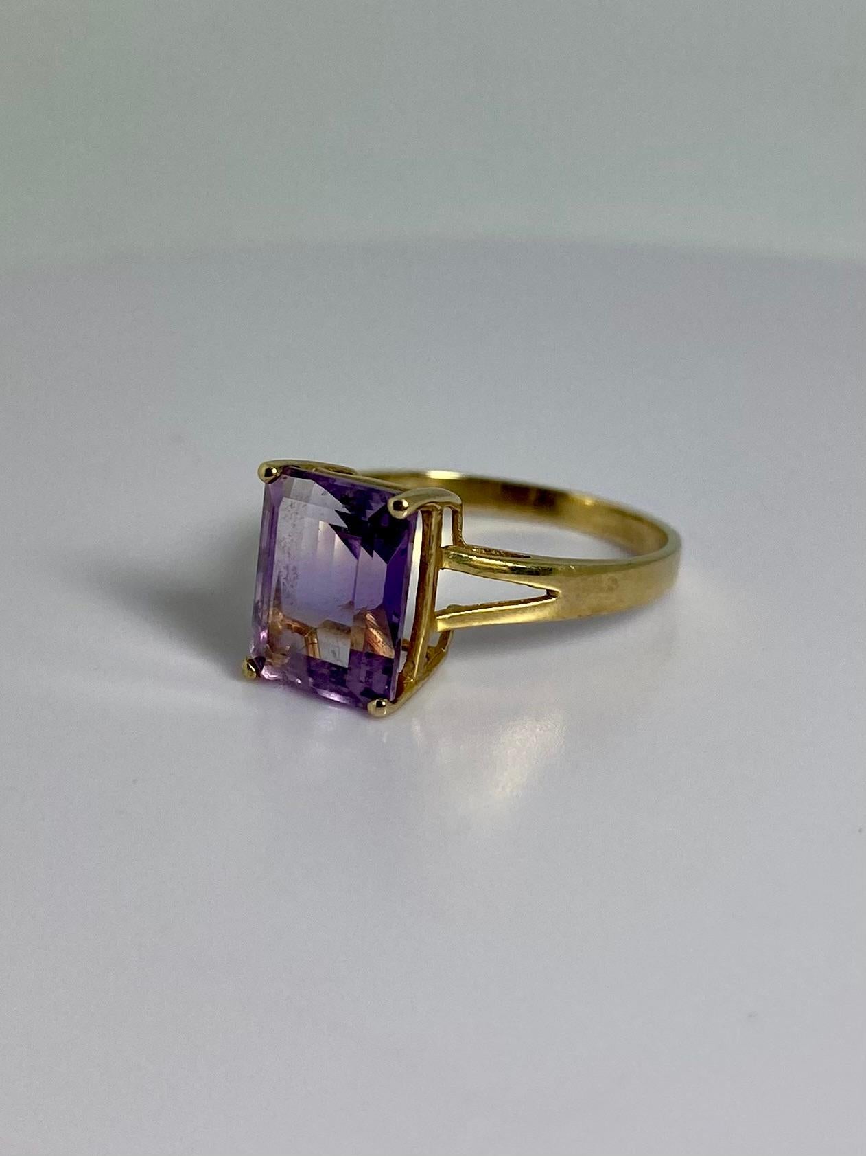 Emerald Cut Pre-loved ring with natural amethyst, 9 carat yellow gold For Sale