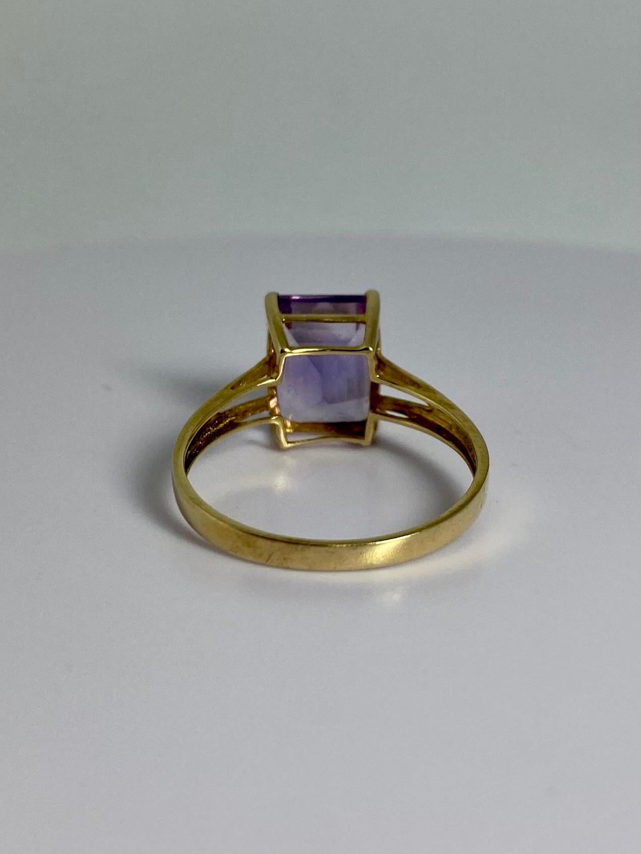 Pre-loved ring with natural amethyst, 9 carat yellow gold In Good Condition For Sale In Heemstede, NL