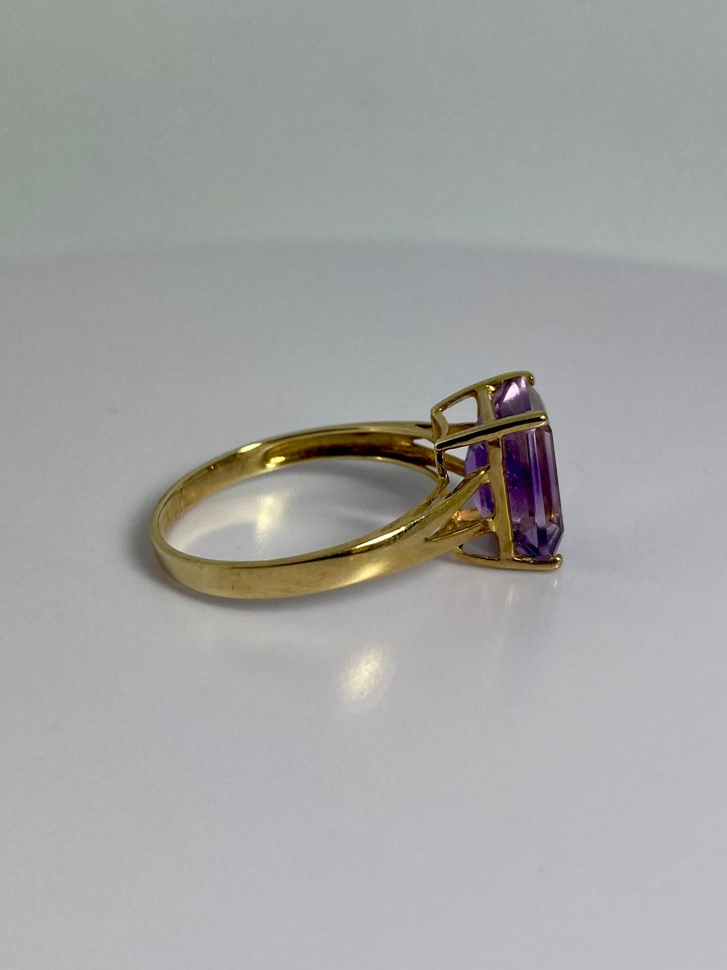 Women's Pre-loved ring with natural amethyst, 9 carat yellow gold For Sale
