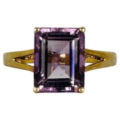 Ring aus 9 Karat Gelbgold mit Amethyst im Smaragdschliff