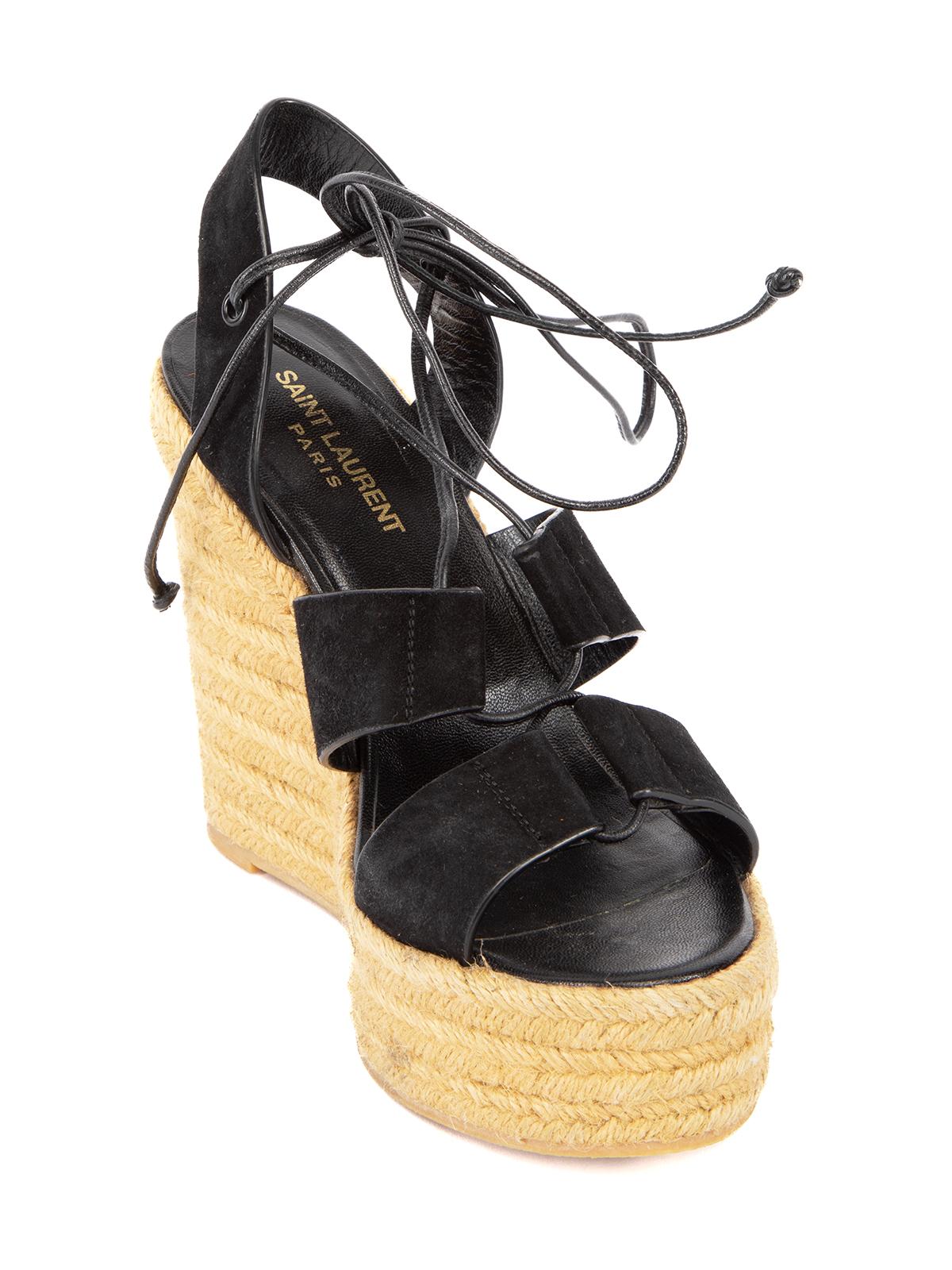 L'ÉTAT est très bon. L'usure minimale des cales est évidente. Usure minimale de l'extérieur en daim de cet article de revente d'occasion de Saint Laurent. Détails Espadrilles noires Plateforme compensée Peep toe Made in Spain Composition Daim, cuir,
