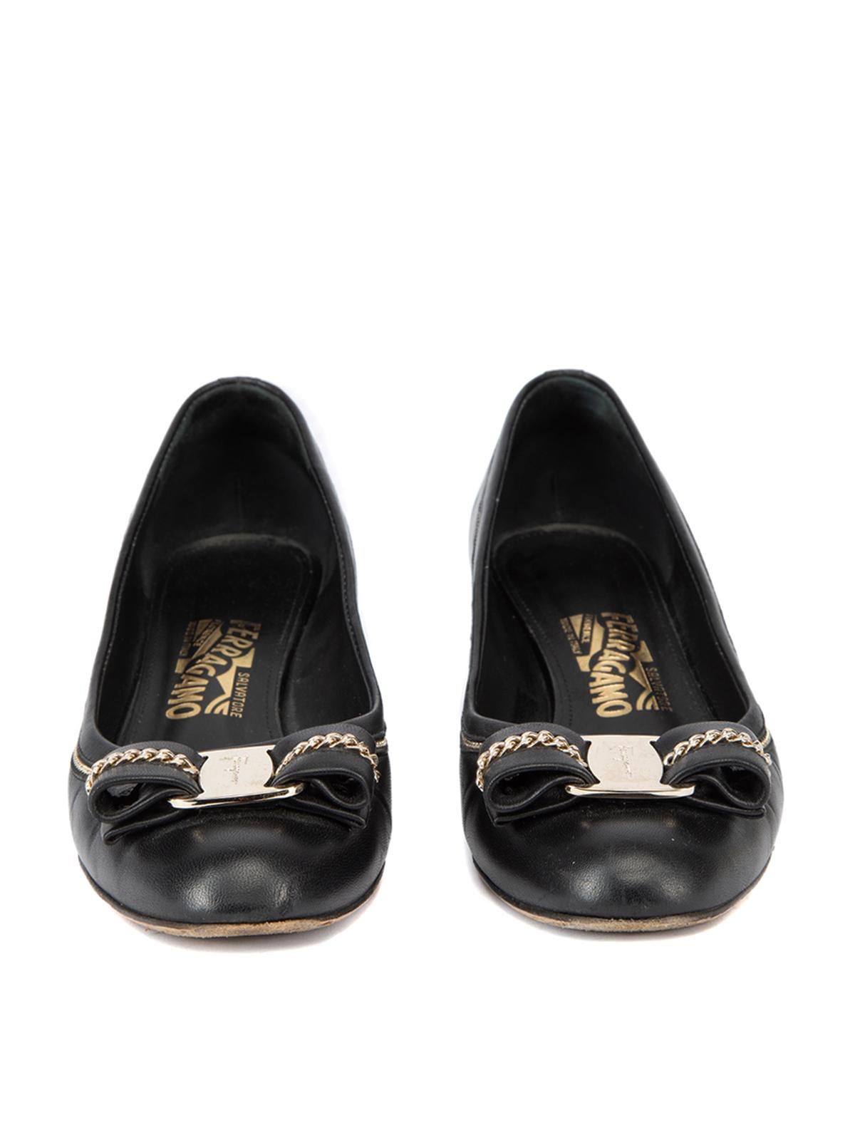 Pre-Loved Salvatore Ferragamo Women's Black Leather Vara Chain Bow Pumps In Excellent Condition In London, GB