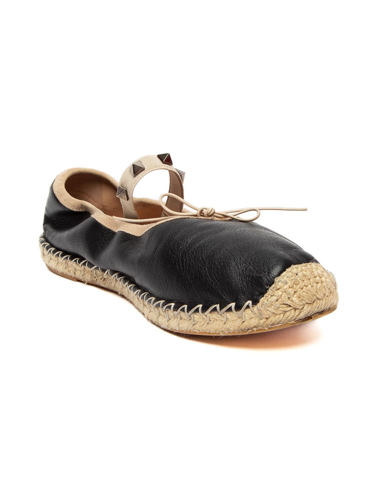 Editor’s Note Make a casual look stylish with these Valentino flat designer second hand shoes. Made from Leather, these Valentino Garavani espadrille style flats are the perfect addition to any luxury consignment used designer shoes collection.