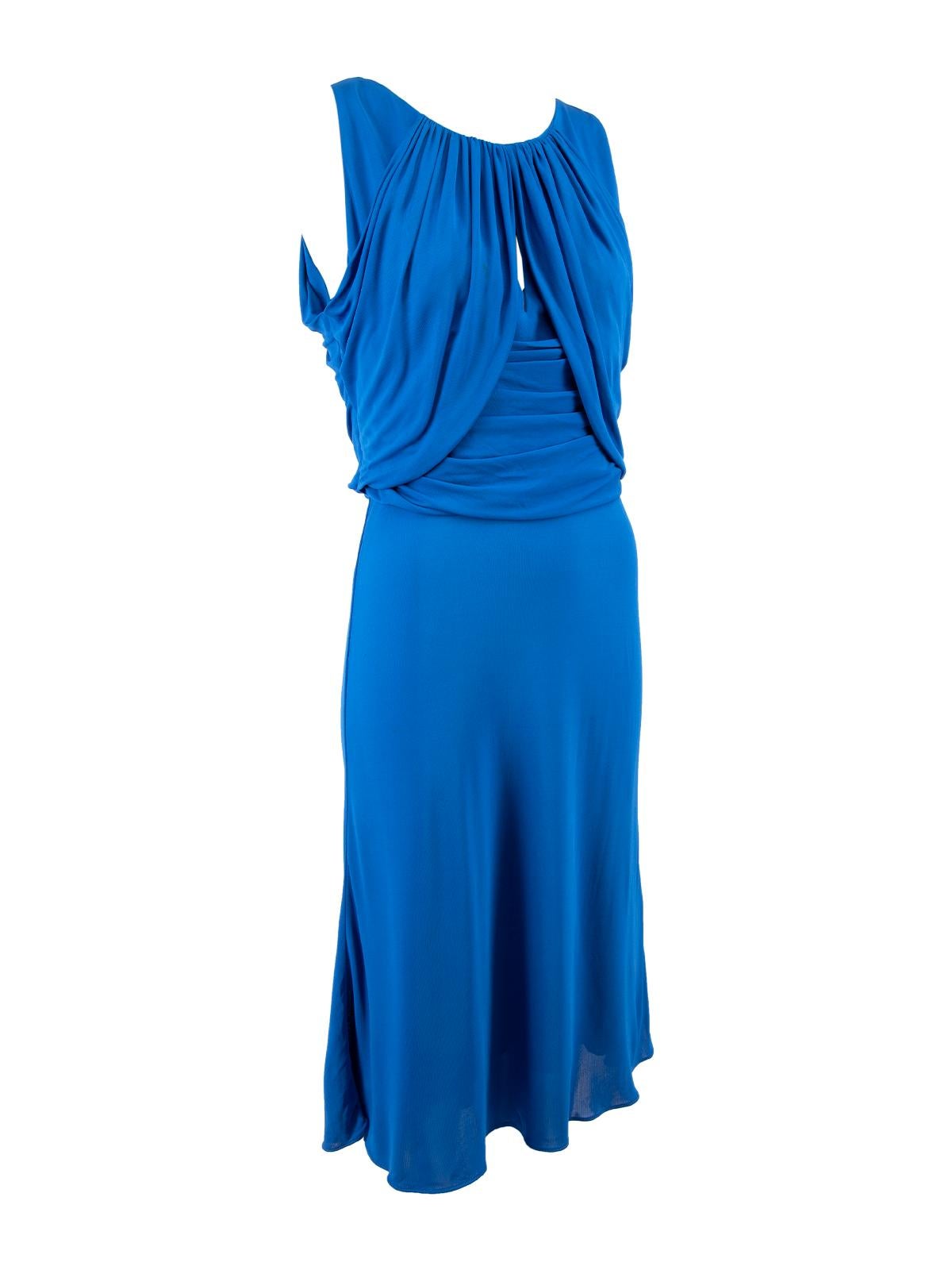 El ESTADO es Muy bueno. Apenas se aprecia desgaste en el vestido. Manchas ligeras en el escote, posiblemente causadas por el maquillaje, y pequeña mancha en el pecho derecho en esta prenda usada de reventa del diseñador Versace. Detalles Azul