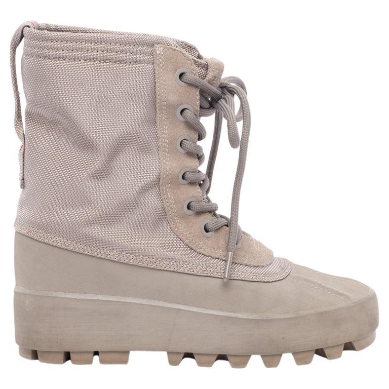 Pre-Loved Yeezy Women's 950 Duck Boot Grey For Sale at 1stDibs