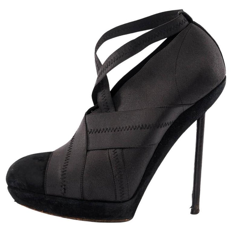 Yves Saint Laurent - Chaussures à talons Divine en daim noir pour femme,  état neuf En vente sur 1stDibs