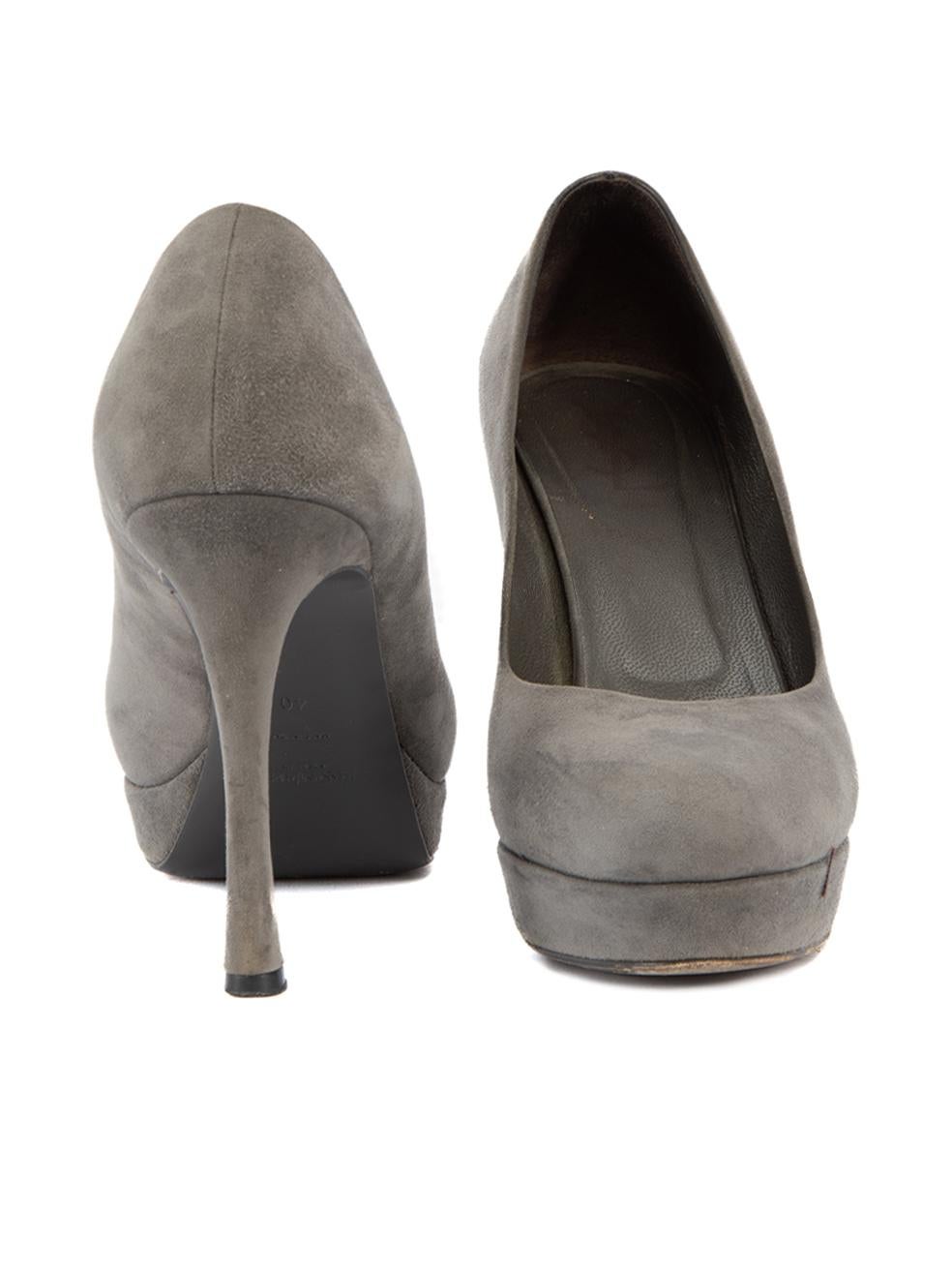 Pre-Loved Yves Saint Laurent Women's Grey Suede Platform Round Toe Heels In Excellent Condition For Sale In London, GB
