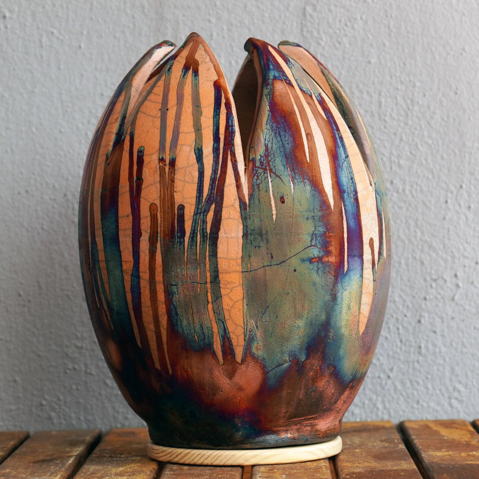 This is a pre-order

I am proud to share my latest Art series vase shape : The Flower vase.

With a shape inspired from the tulip flower, the RAAQUU flower vase expresses a wonderful rainbow sheen on a 6 half petal top oval shaped vase. This
